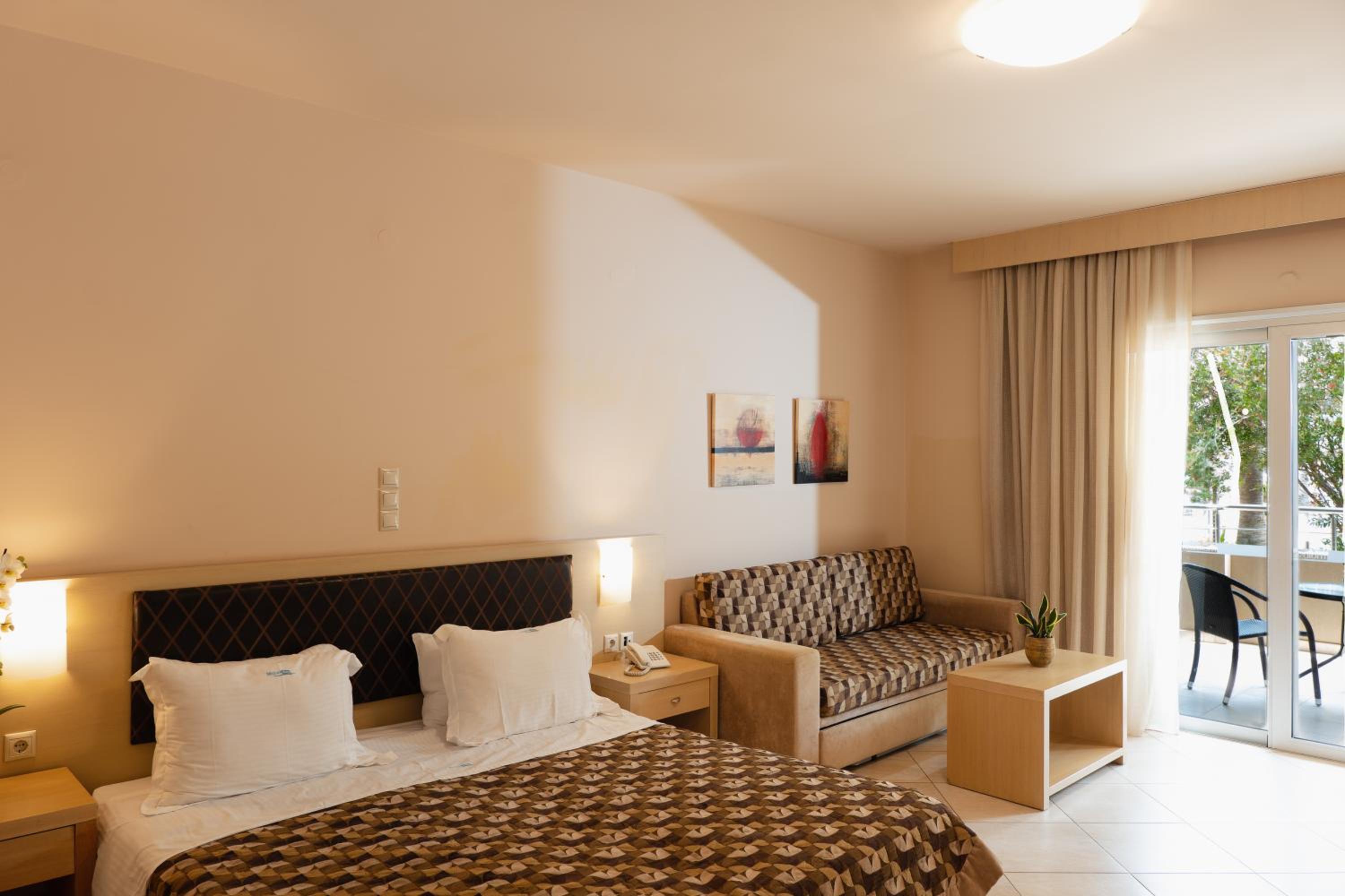 Double Room with Side Sea View - Photo 4
