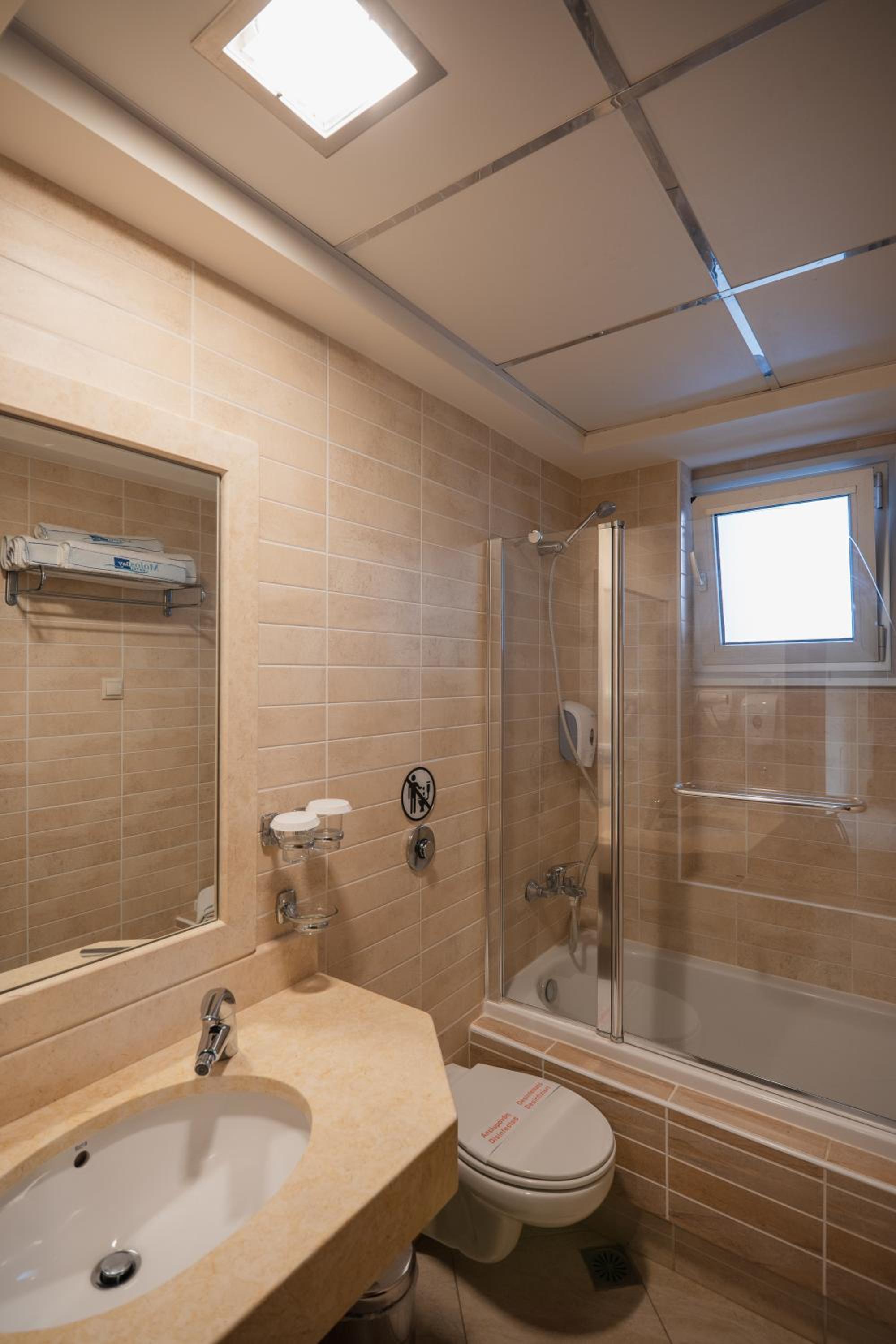 Double Room with Side Sea View - Photo 6