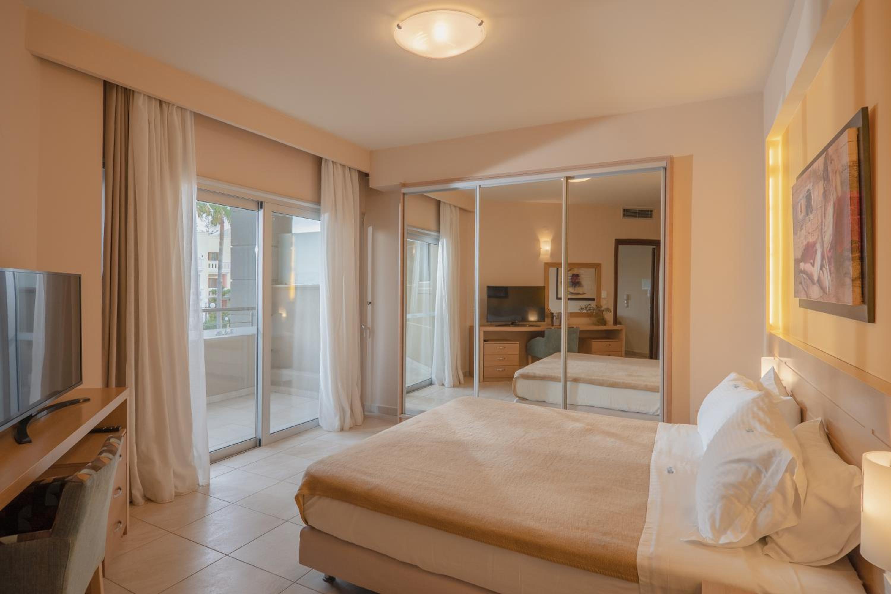 Superior Suite with Sea View - Photo 2