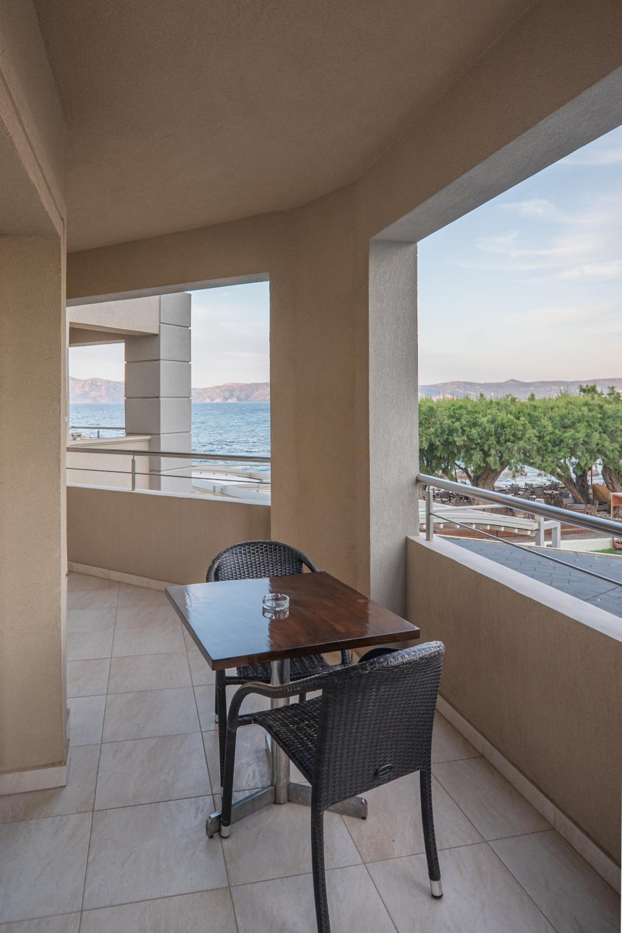 Superior Suite with Sea View - Photo 4