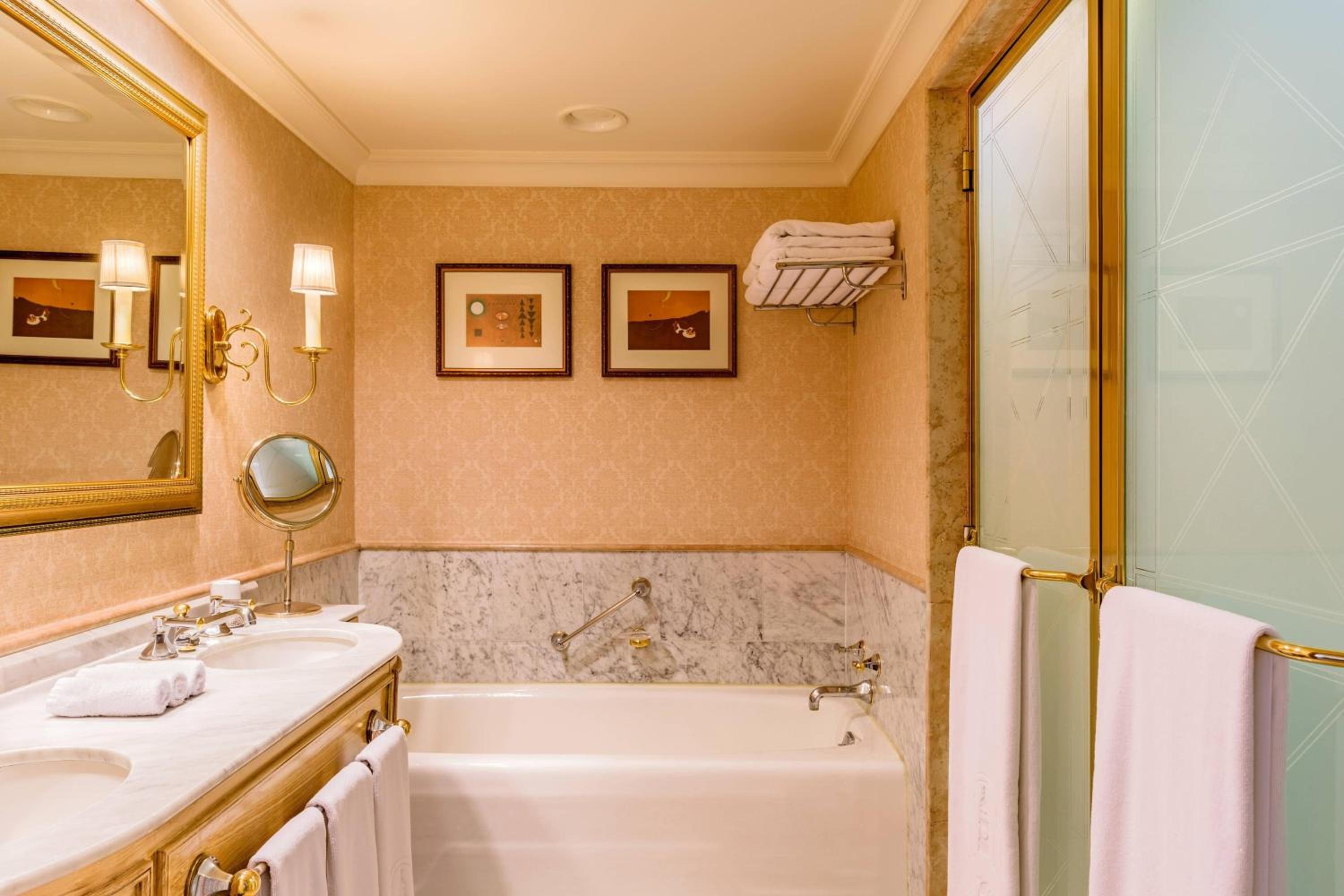 Grand Deluxe King Room with City View thumbnail 5
