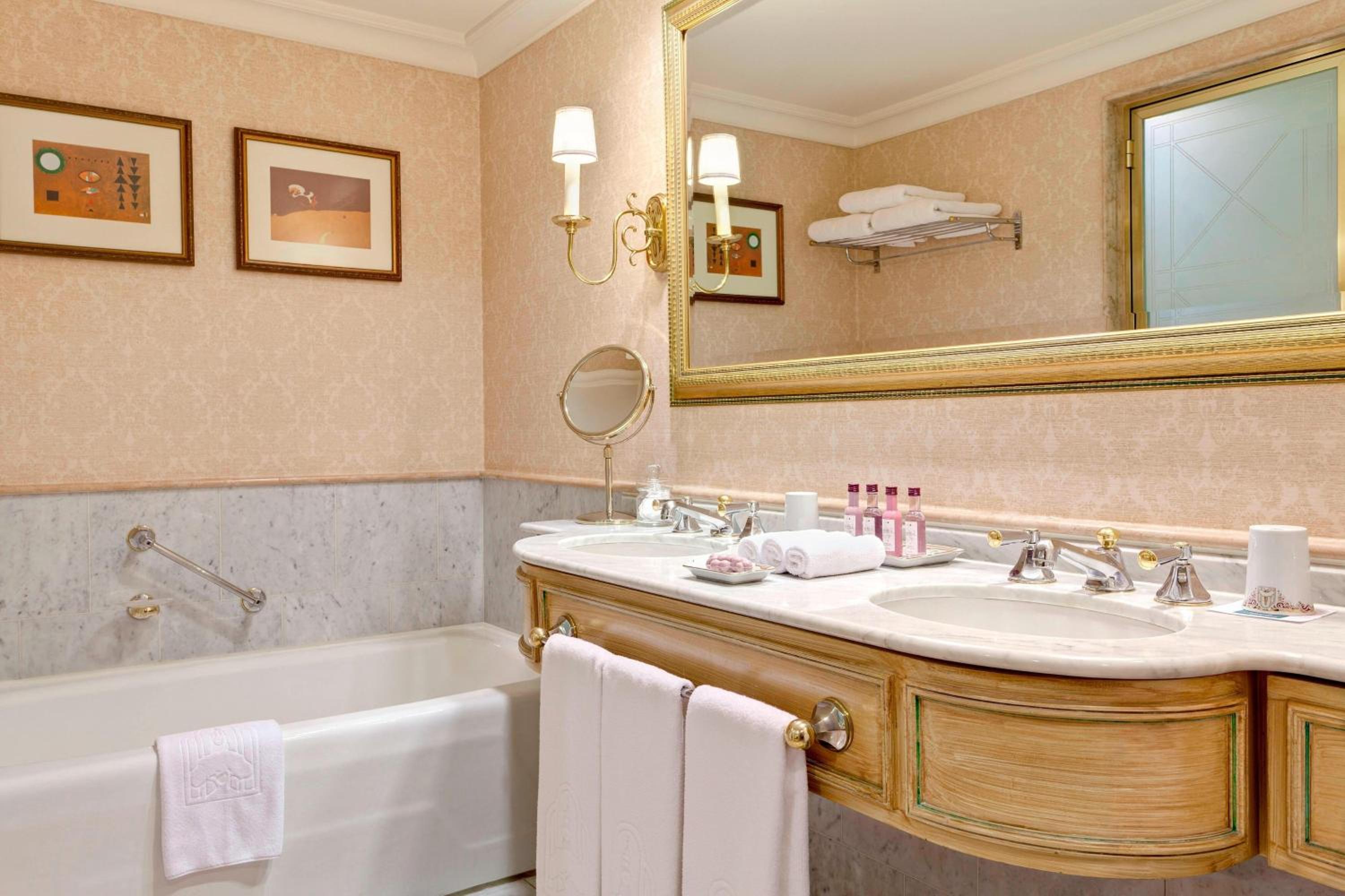 Grand Deluxe King Room with City View