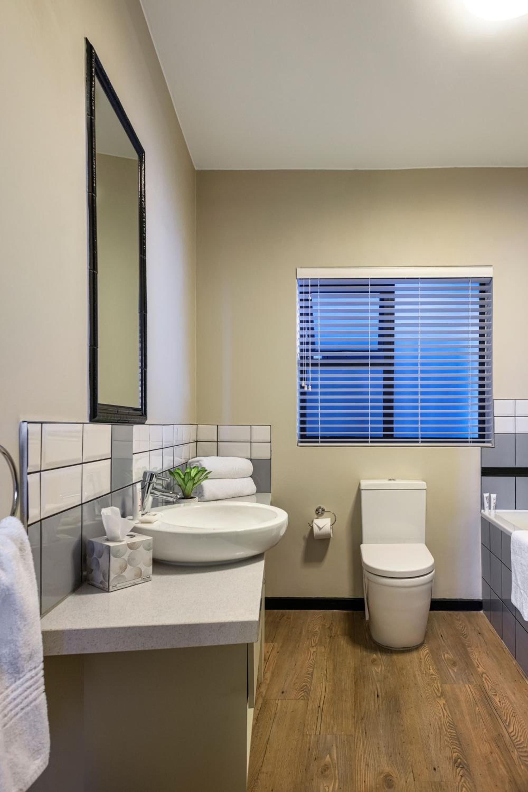 Three-Bedroom Two Bathroom Apartment photo 2