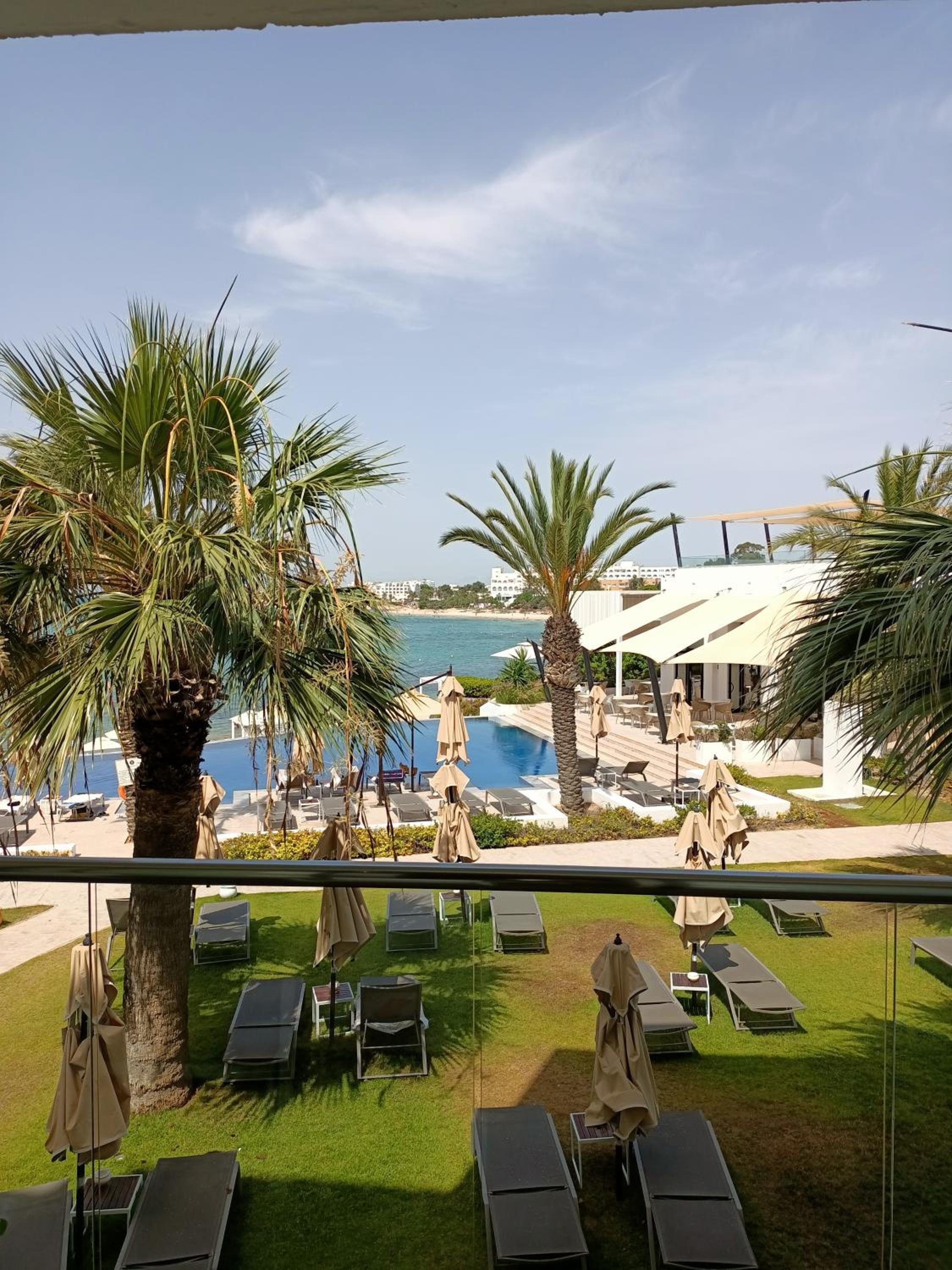 Deluxe Twin or Double Suite Sea & Pool View photo 2