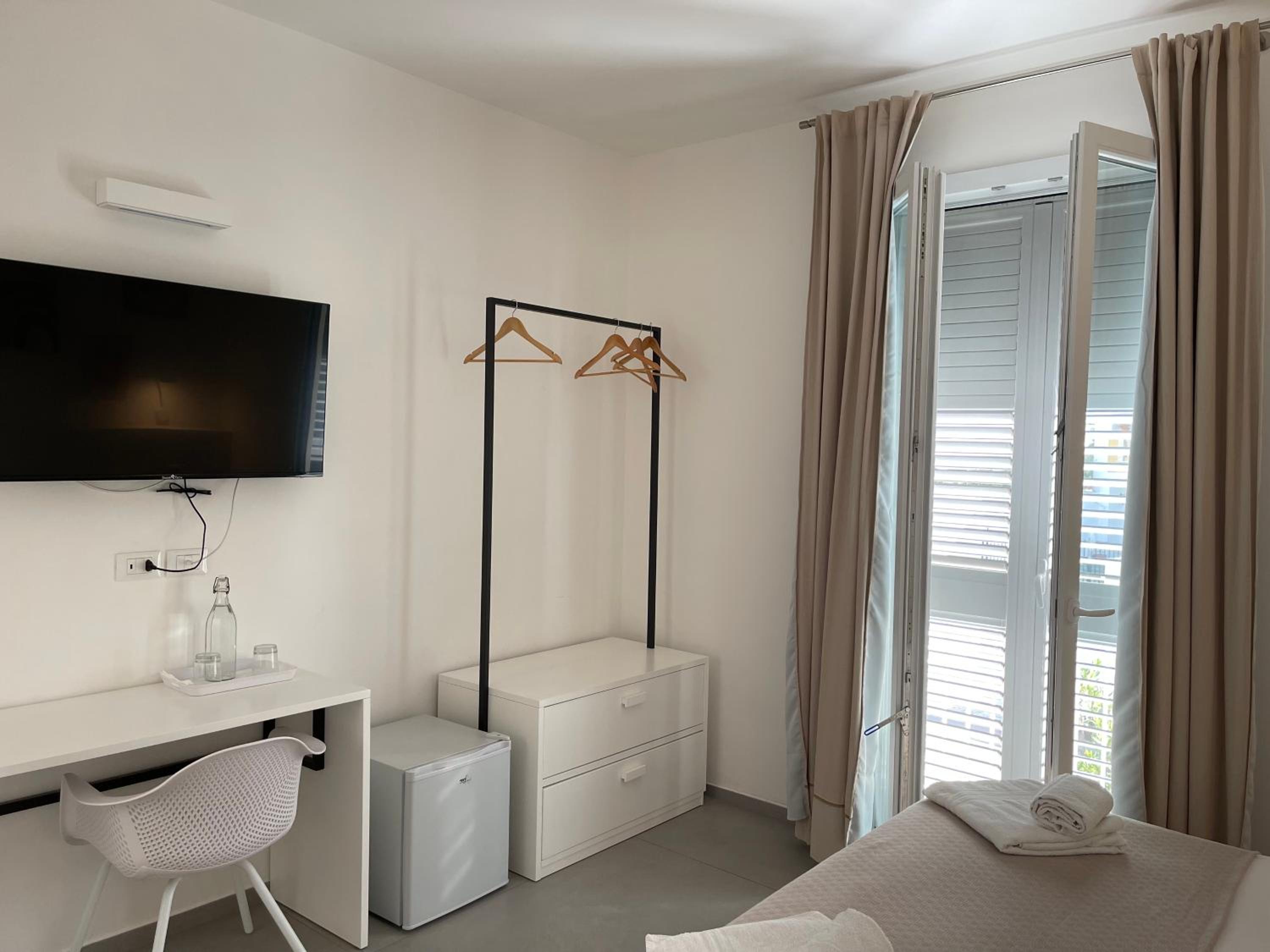 Double Room with Balcony - Photo 8