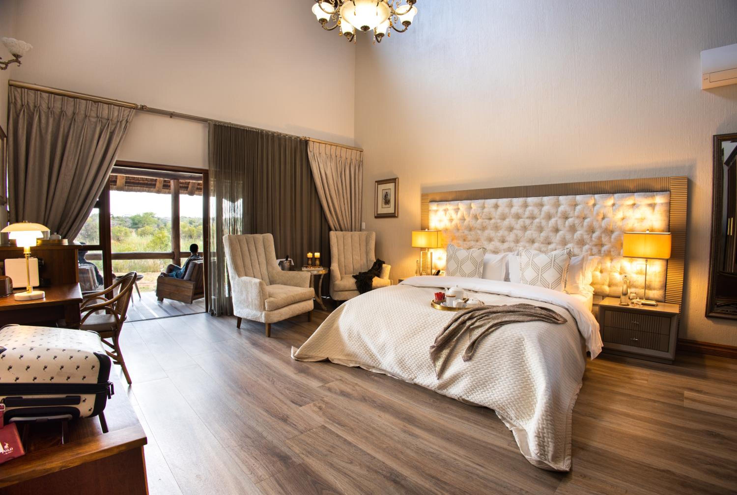 Deluxe Suite - Photo 9