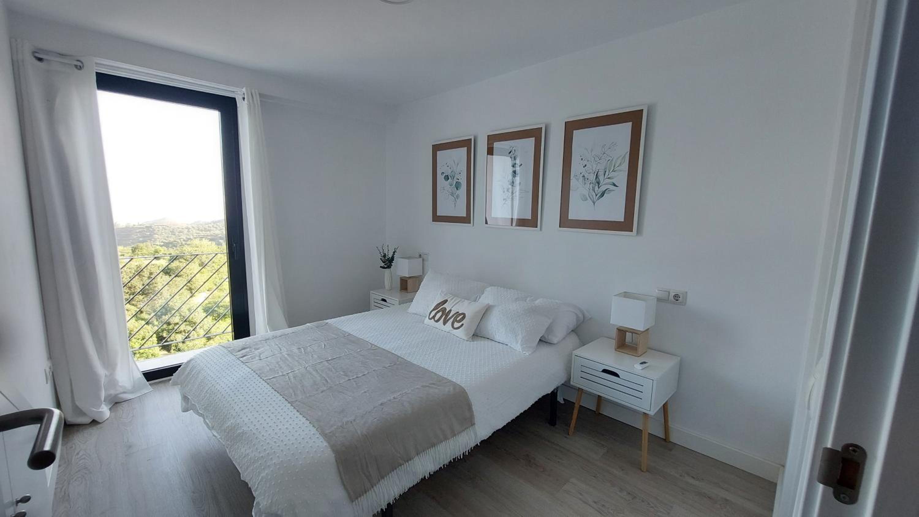 Three-Bedroom Premium Apartment with Balcony photo 2