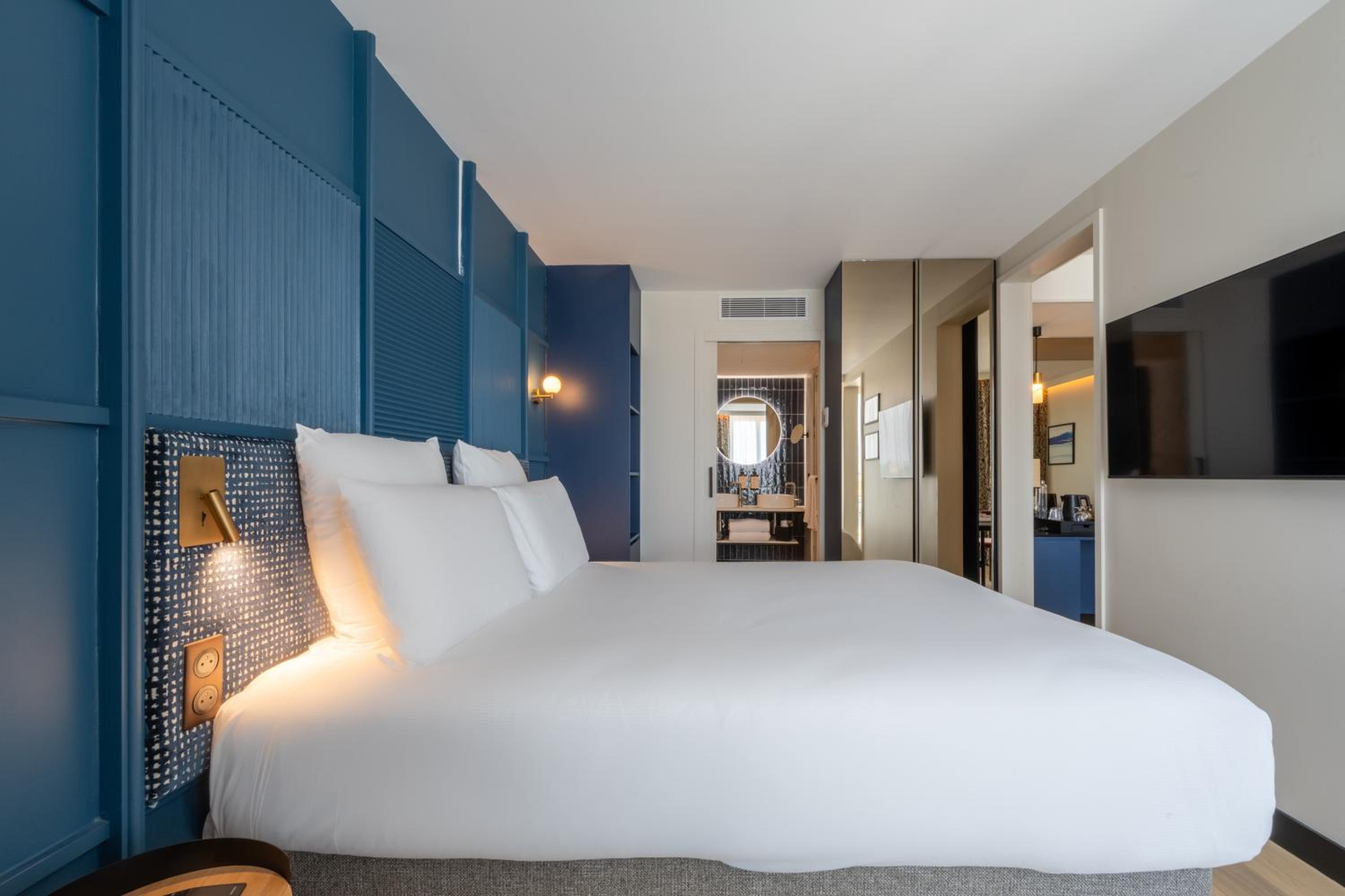 Junior Suite with Harbor View - Photo 1