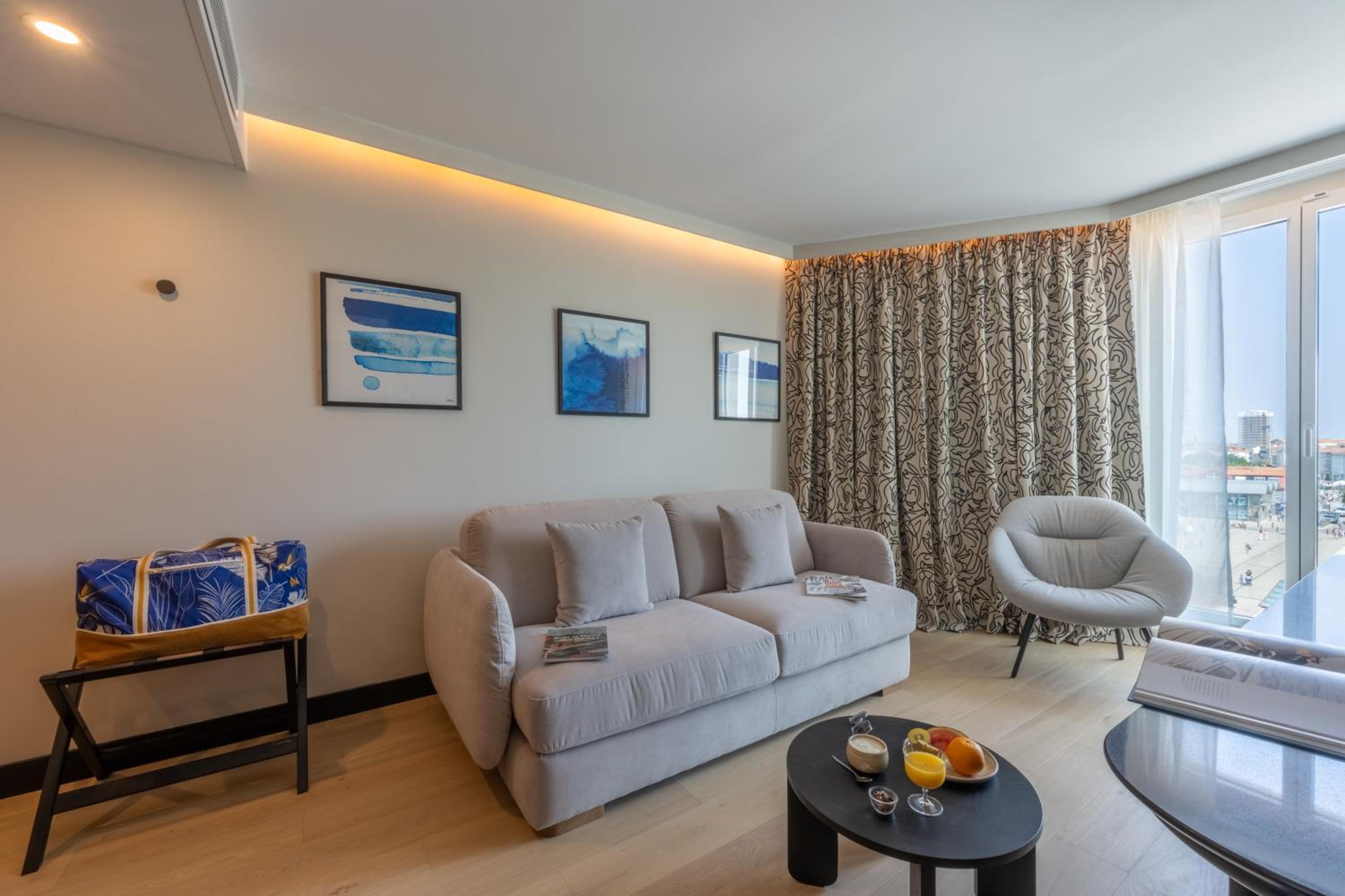 Junior Suite with Harbor View - Photo 4