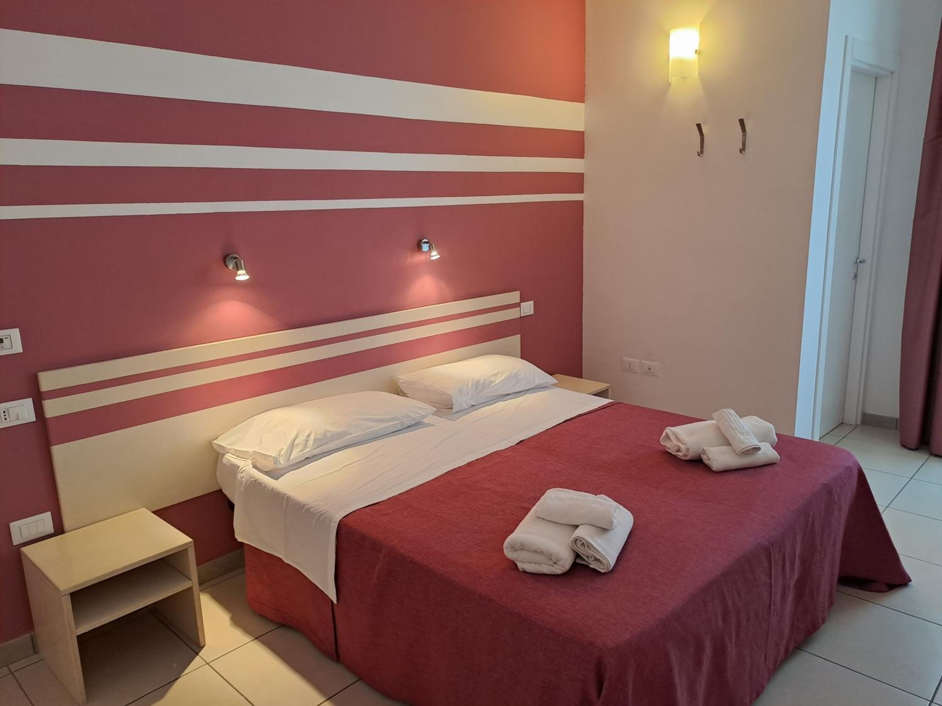 Double Room with Balcony - Photo 24