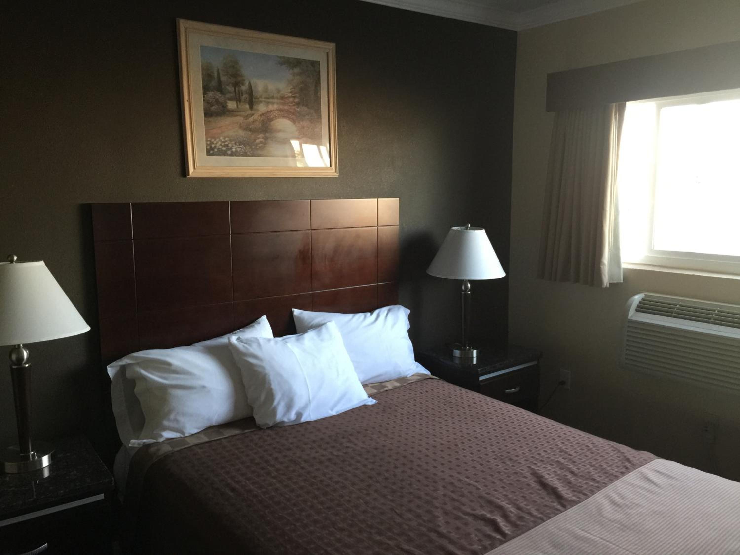 Queen Room with Two Queen Beds - Non-Smoking - Photo 2