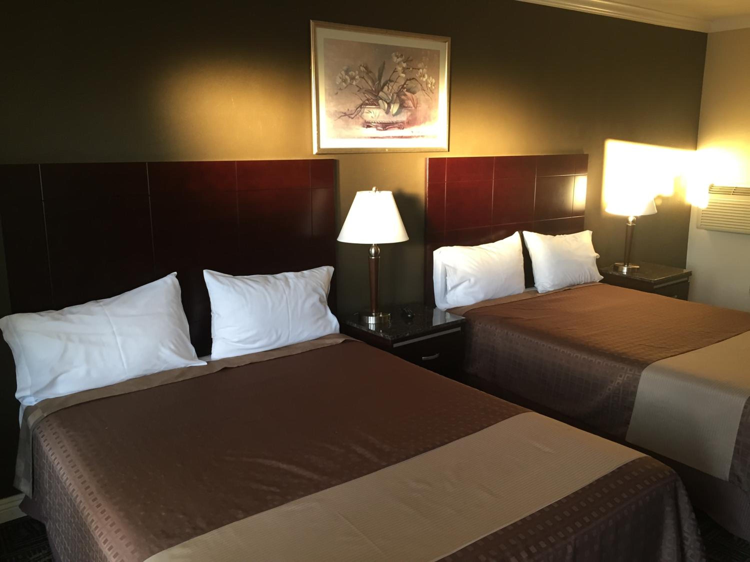 Queen Room with Two Queen Beds - Non-Smoking - Photo 1