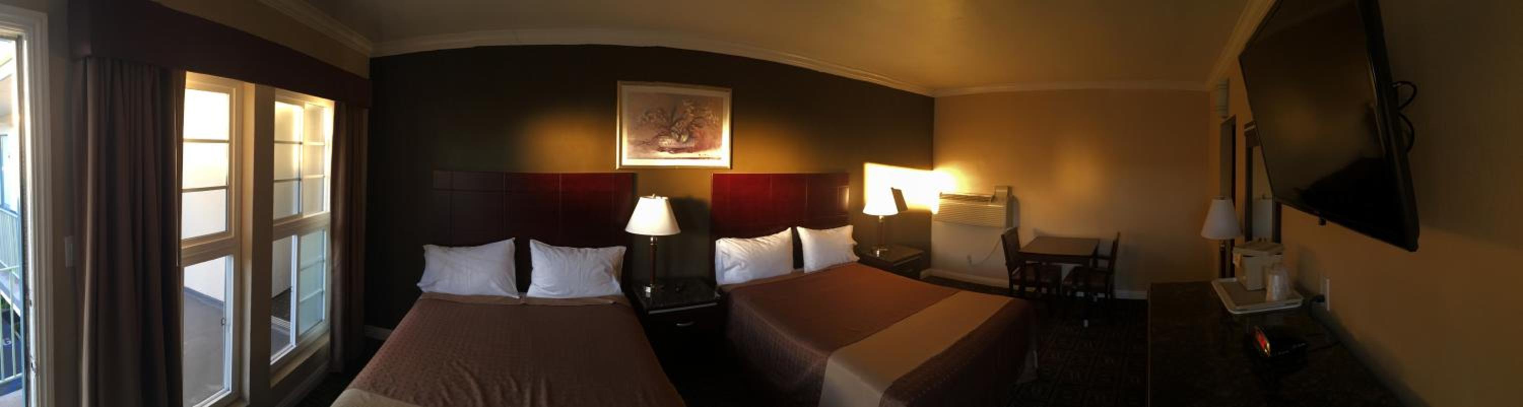 Queen Room with Two Queen Beds - Non-Smoking - Photo 5