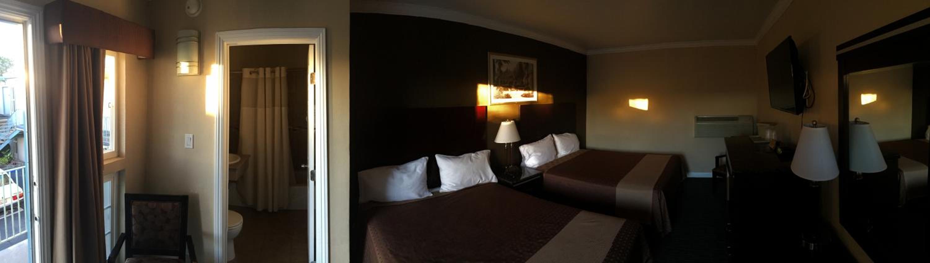 Queen Room with Two Queen Beds - Non-Smoking - Photo 6