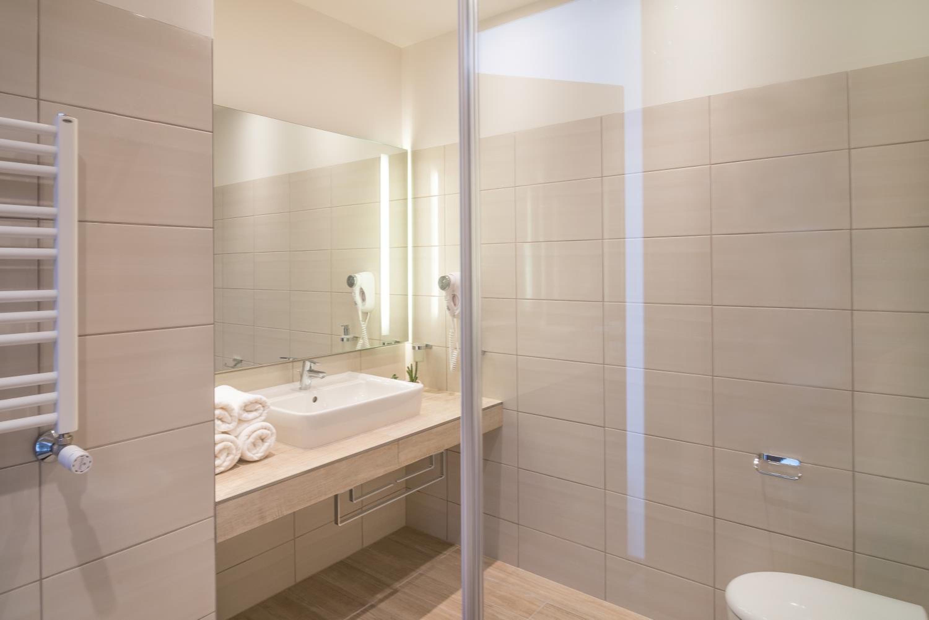 Business Double or Twin Room with Gym Access - Photo 4