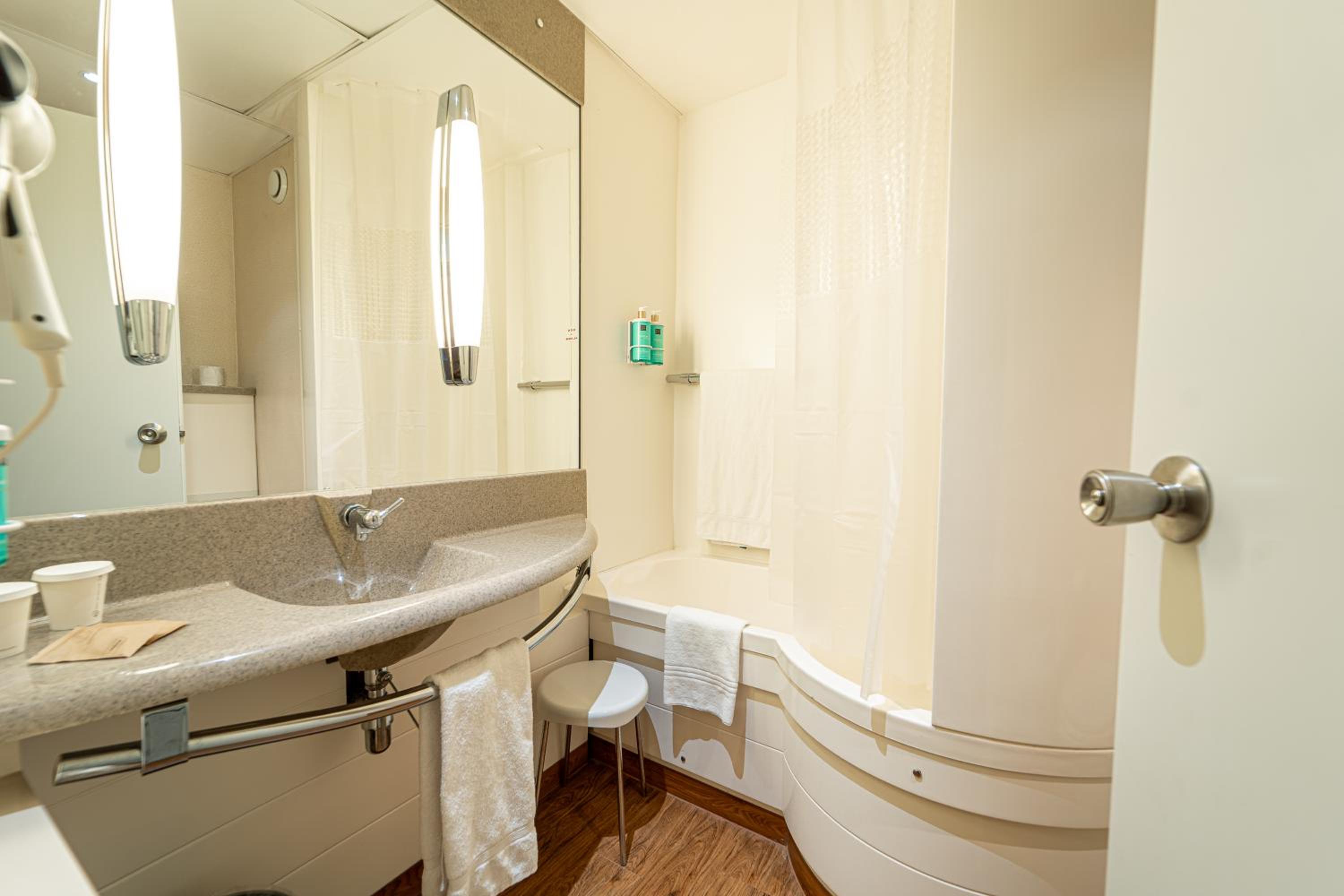 2 Adjacent Rooms