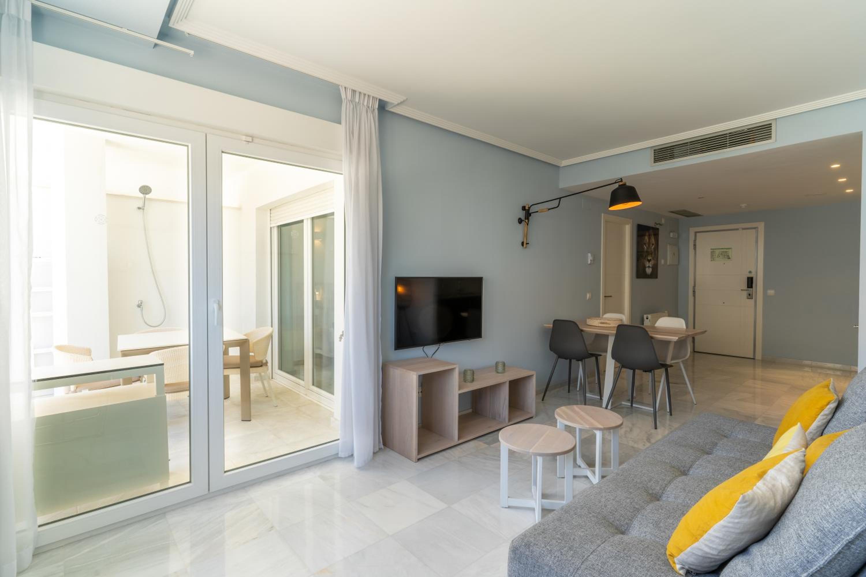 Apartamento de lujo de una habitación con balcón o terraza