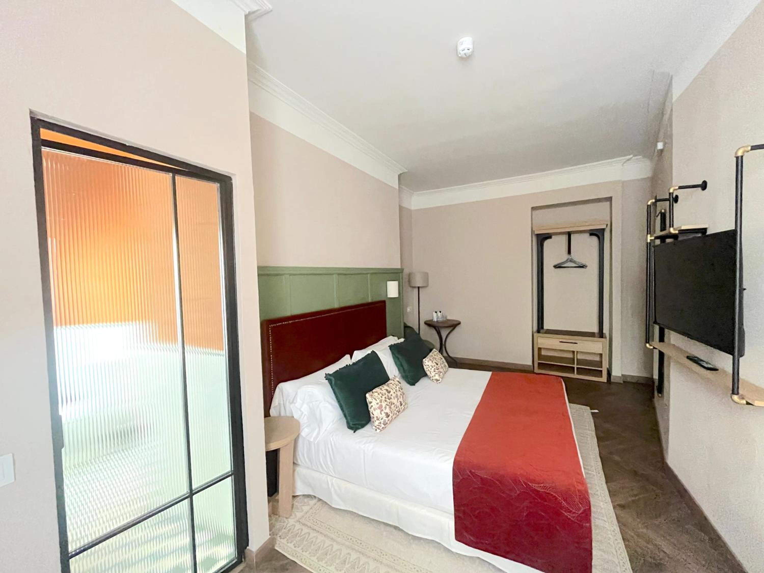 Deluxe Double or Twin Room - Photo 6