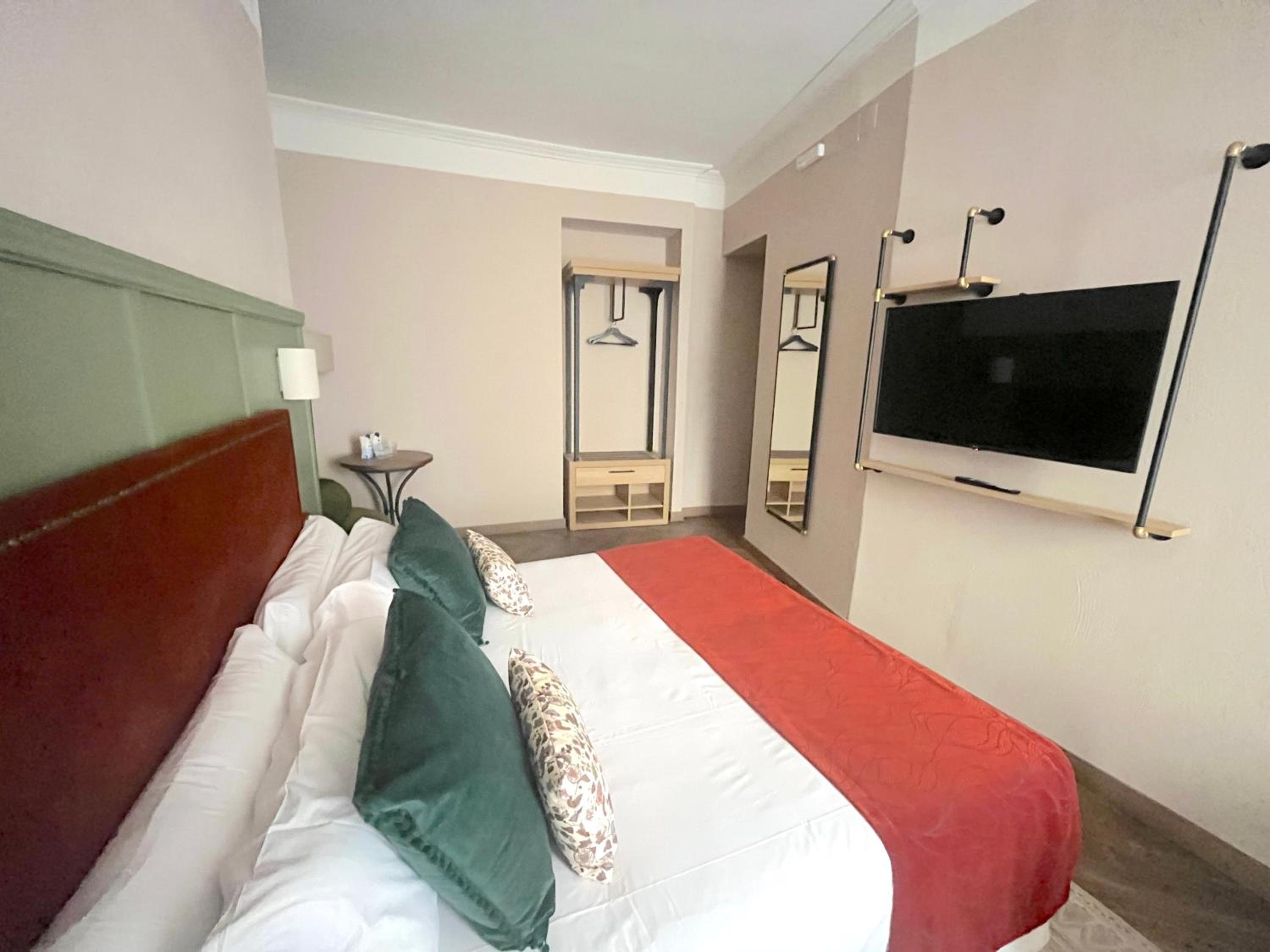 Deluxe Double or Twin Room - Photo 8