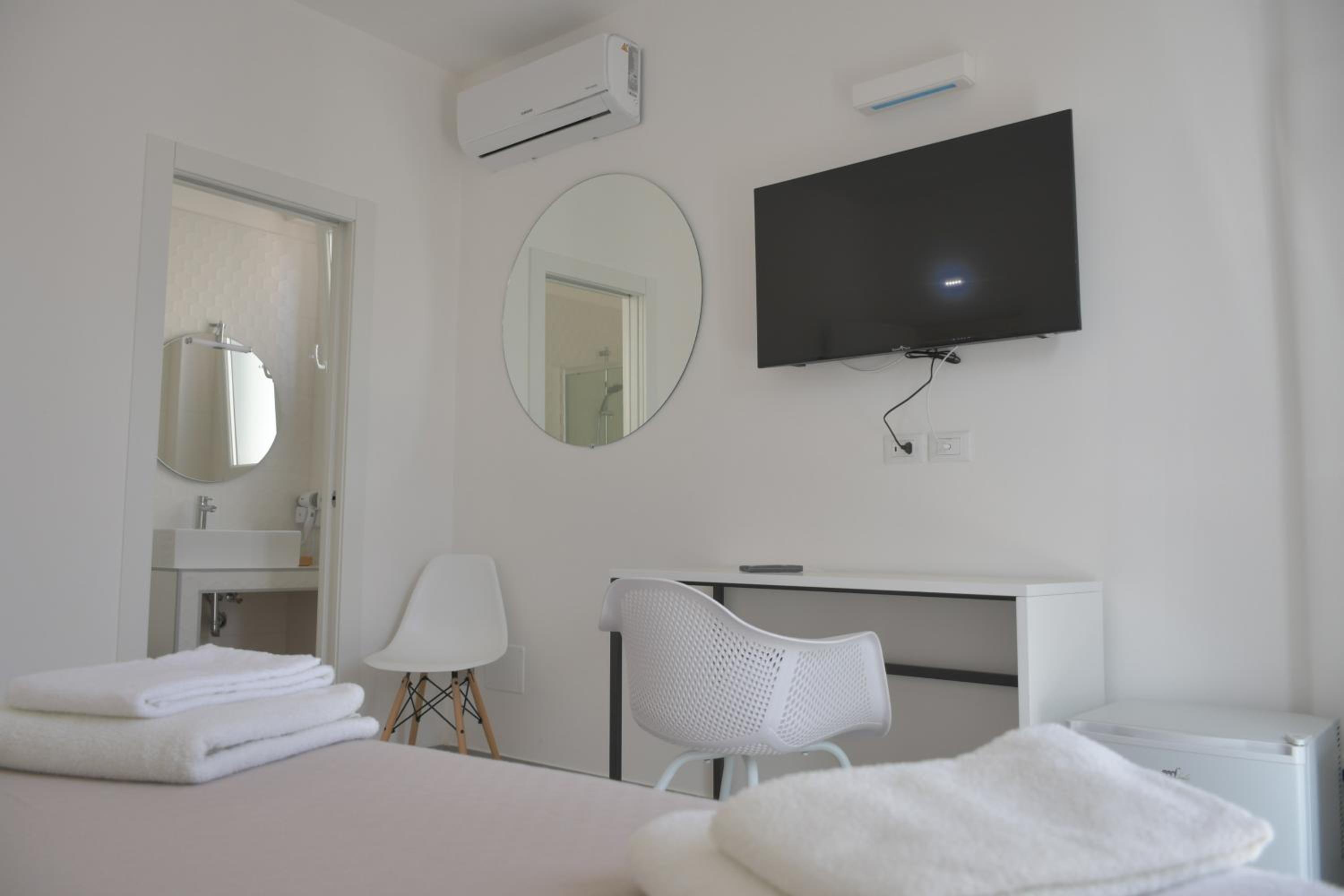 Double Room with Balcony - Photo 9