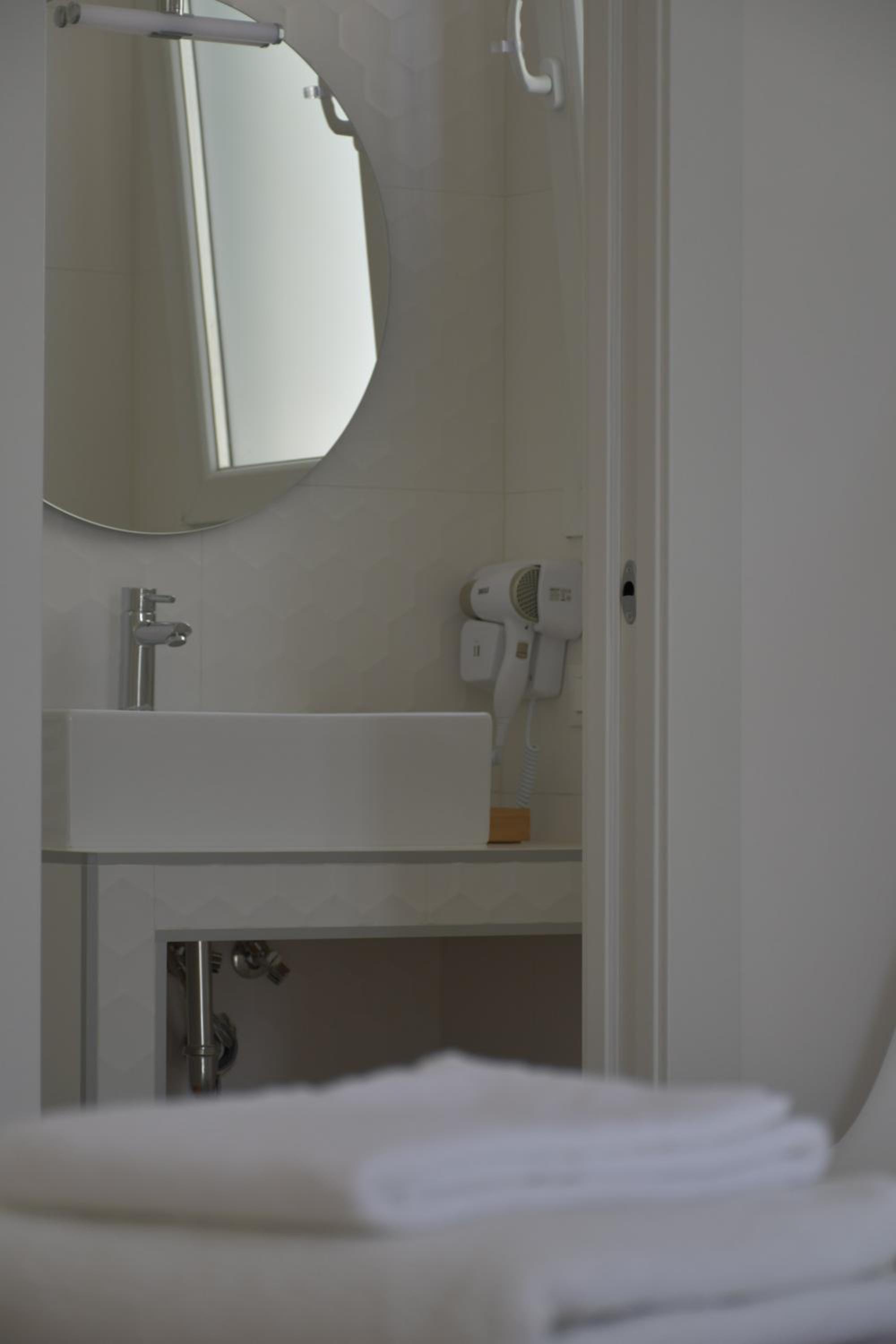 Double Room with Balcony - Photo 3