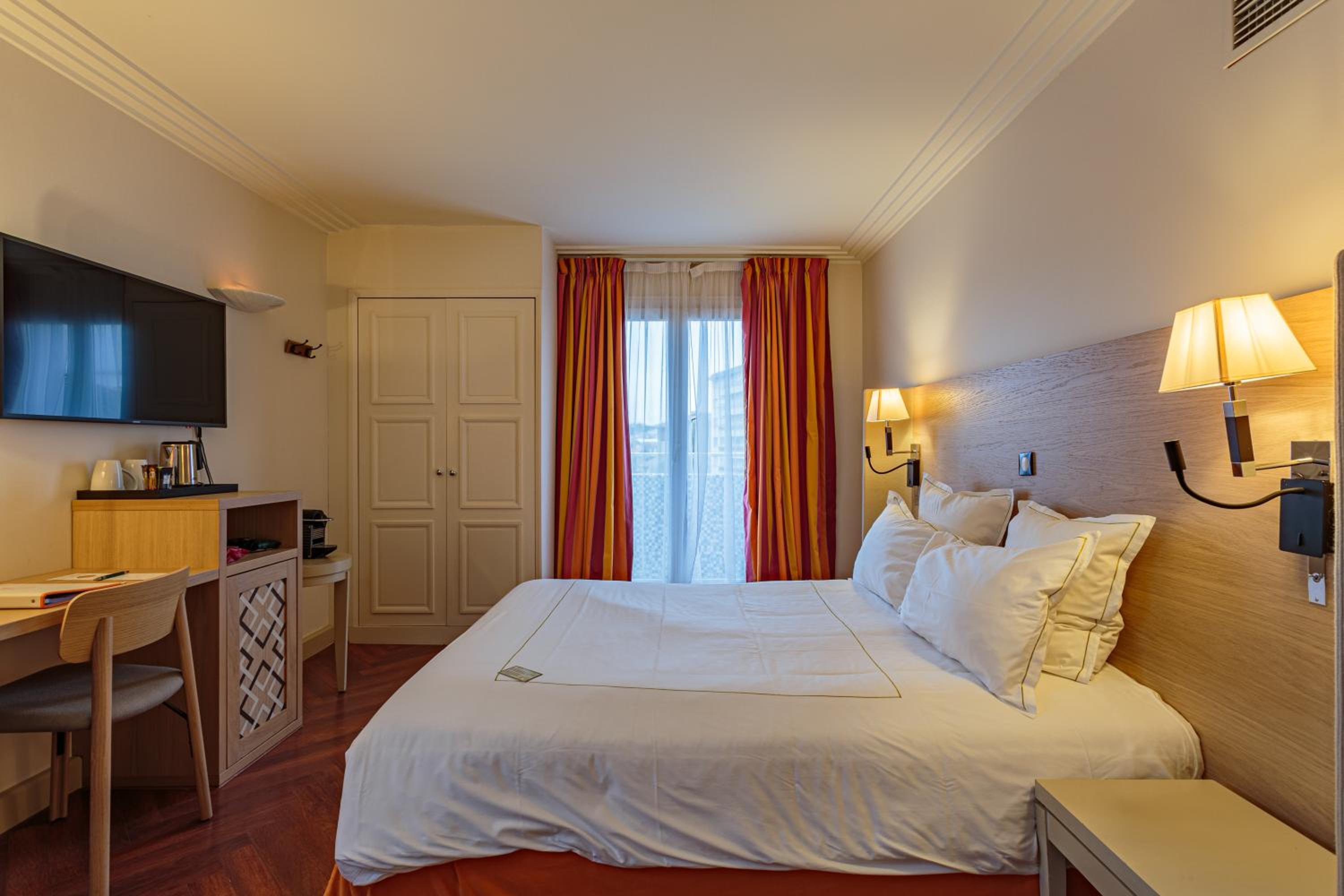Deluxe Double Room thumbnail 5