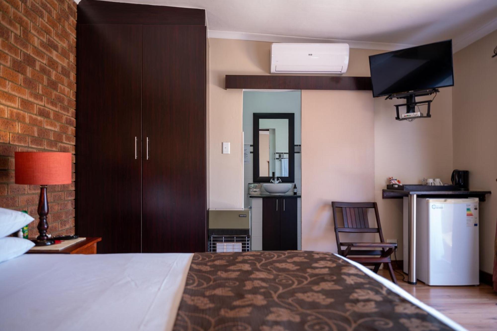 Deluxe Double Room with Bath - Photo 4