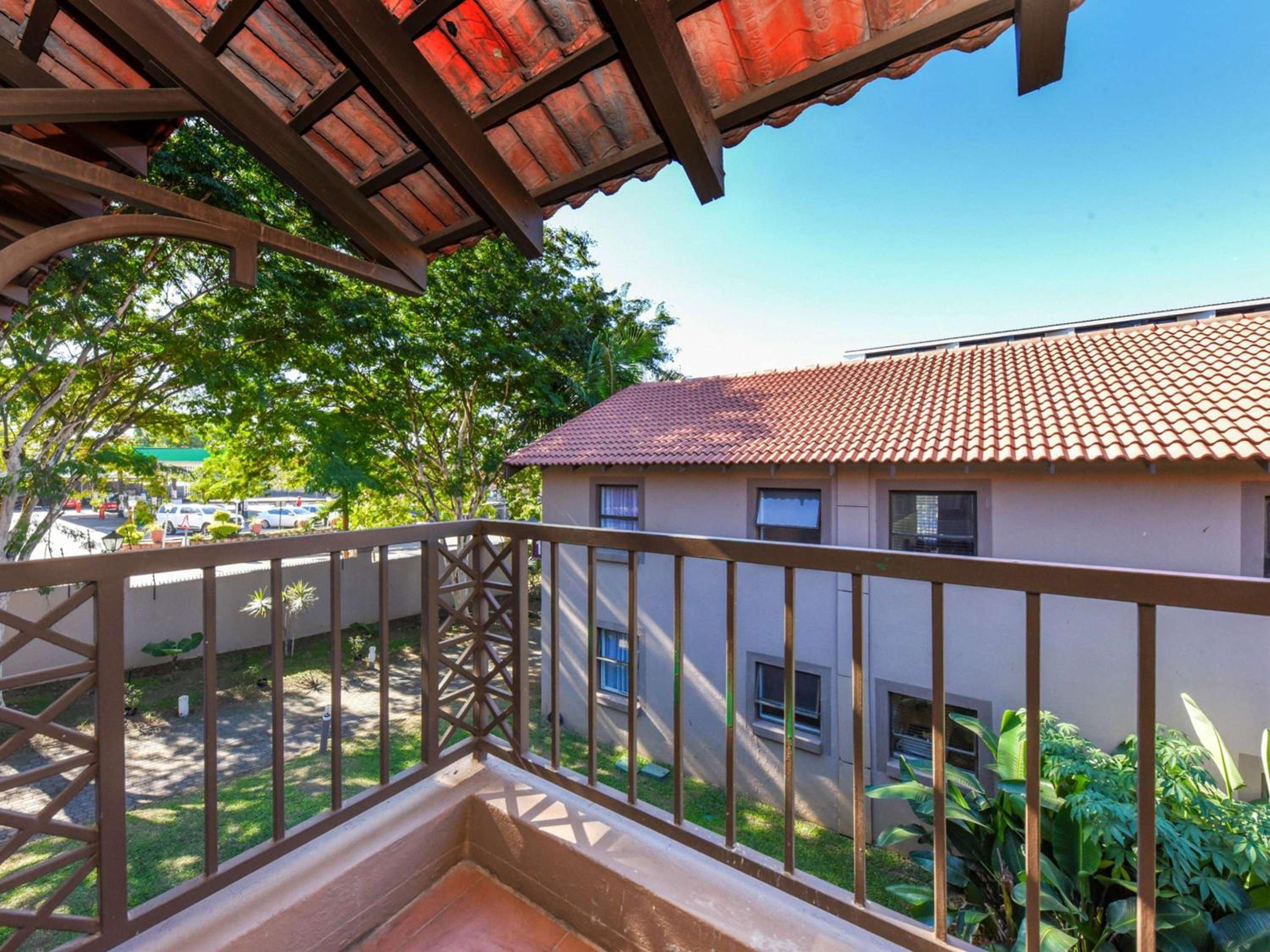 Deluxe King Room with Balcony - Photo 3