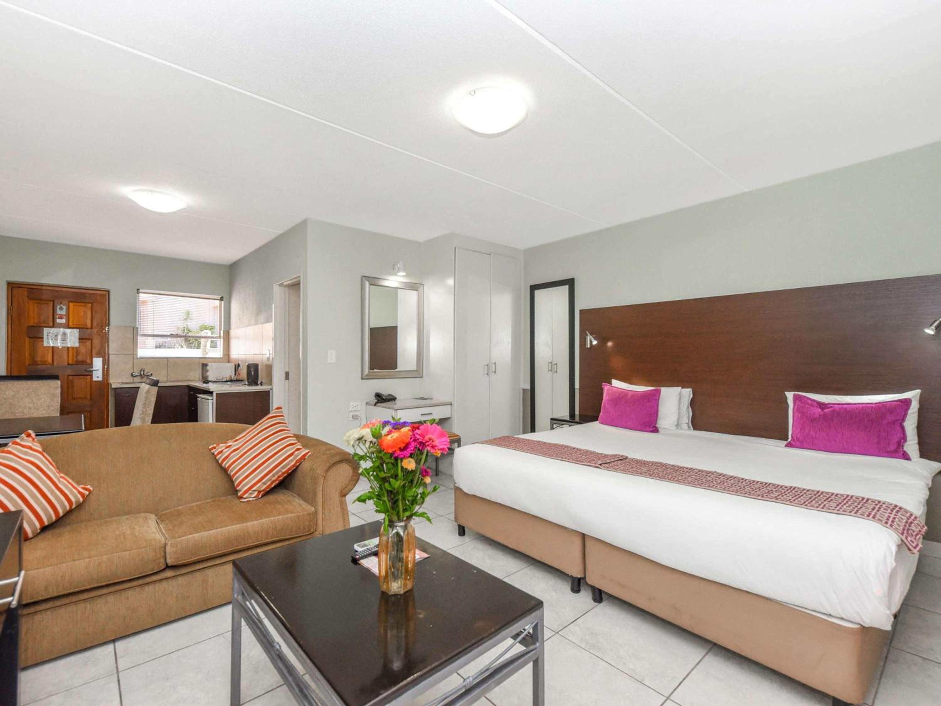 Deluxe King Room with Balcony - Photo 1