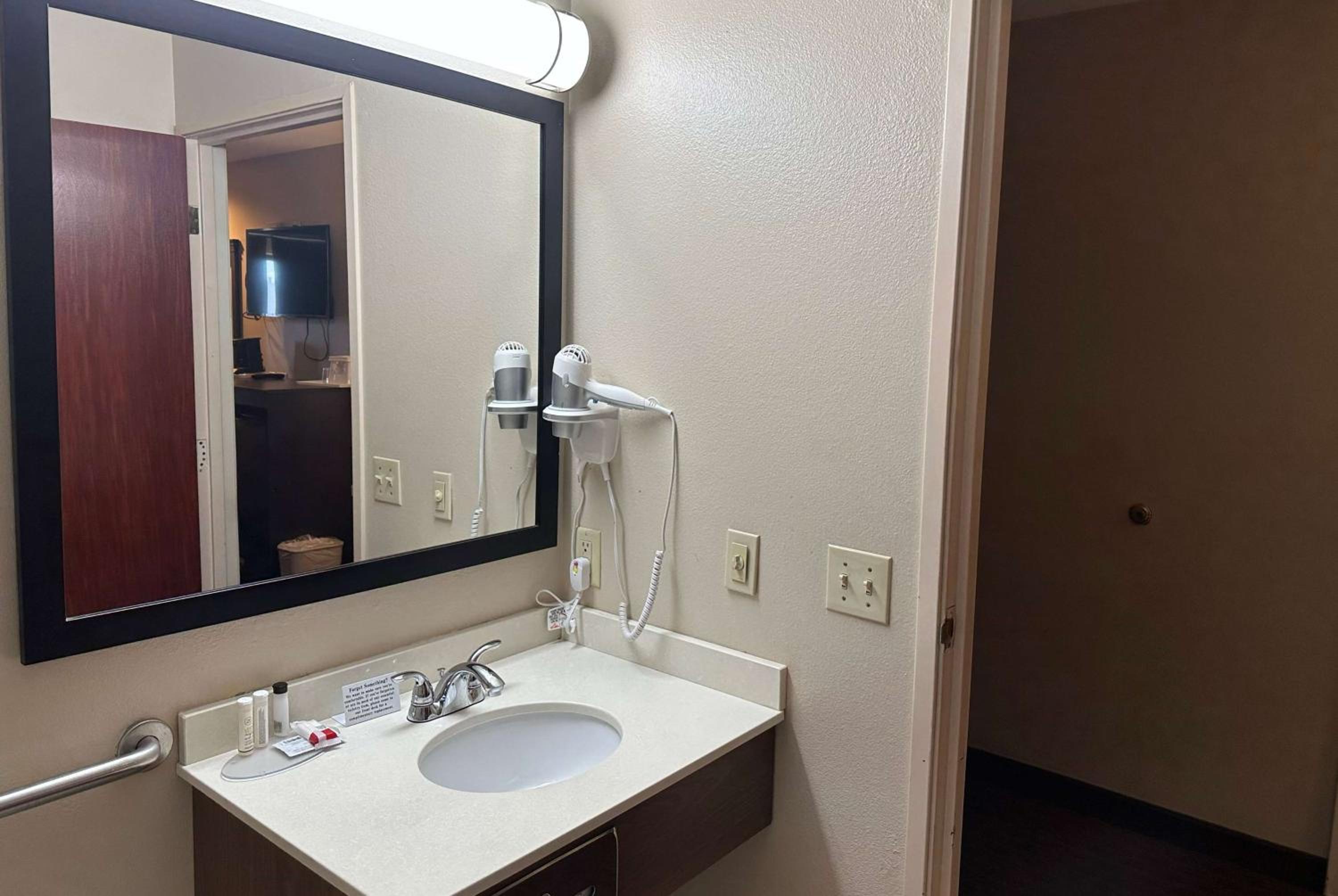 King Room with Bath Tub - Mobility Accessible/Non-Smoking - Photo 7