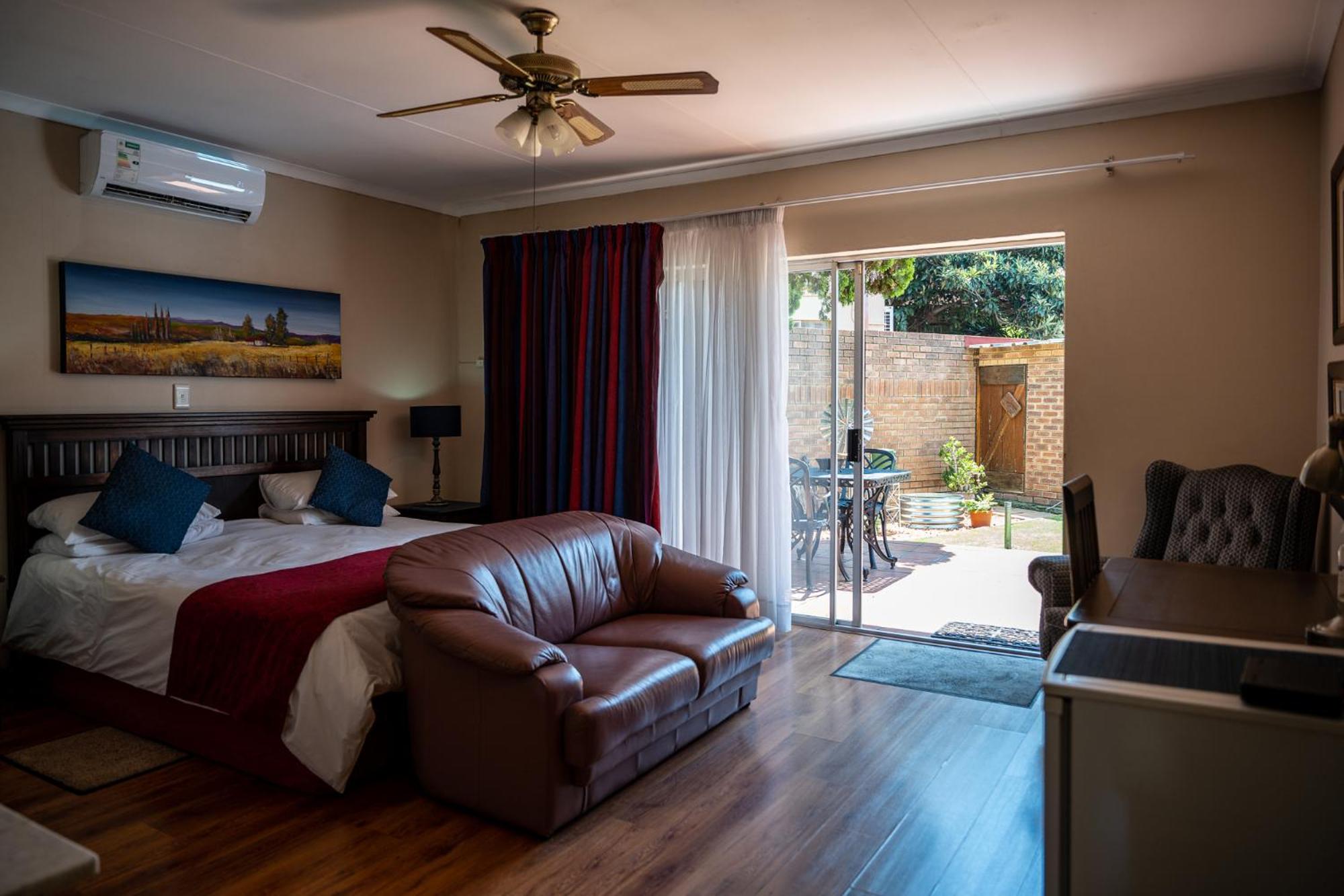 Deluxe Double or Twin Room with Pool View - Photo 11
