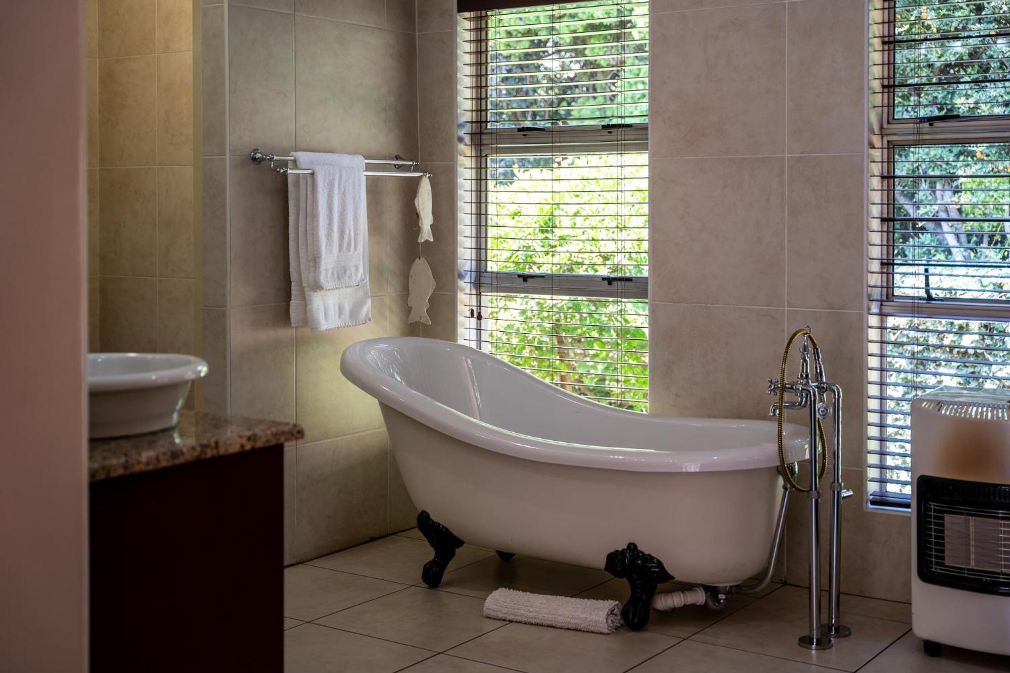 Deluxe Double or Twin Room with Pool View - Photo 7