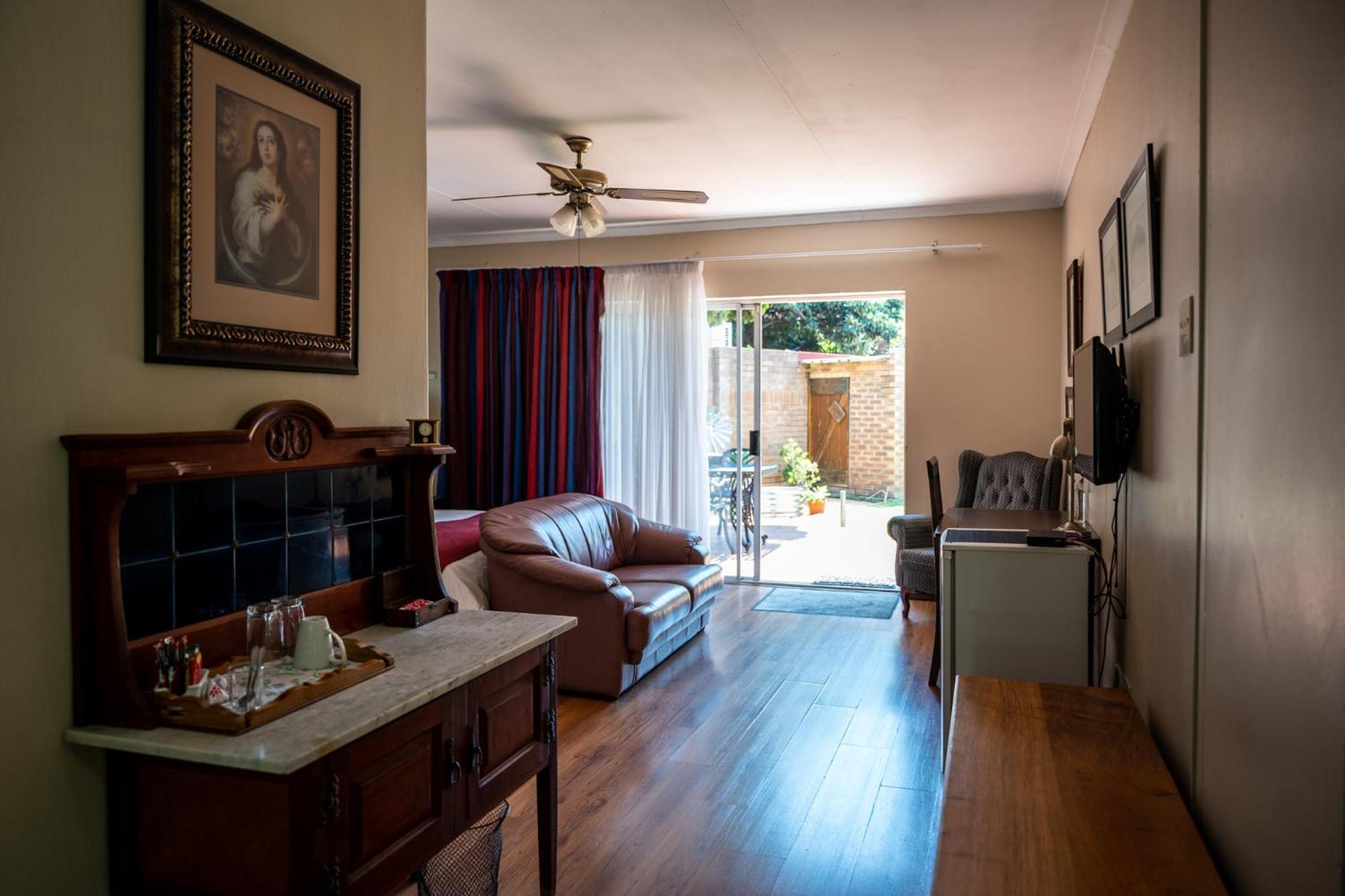 Deluxe Double or Twin Room with Pool View - Photo 4