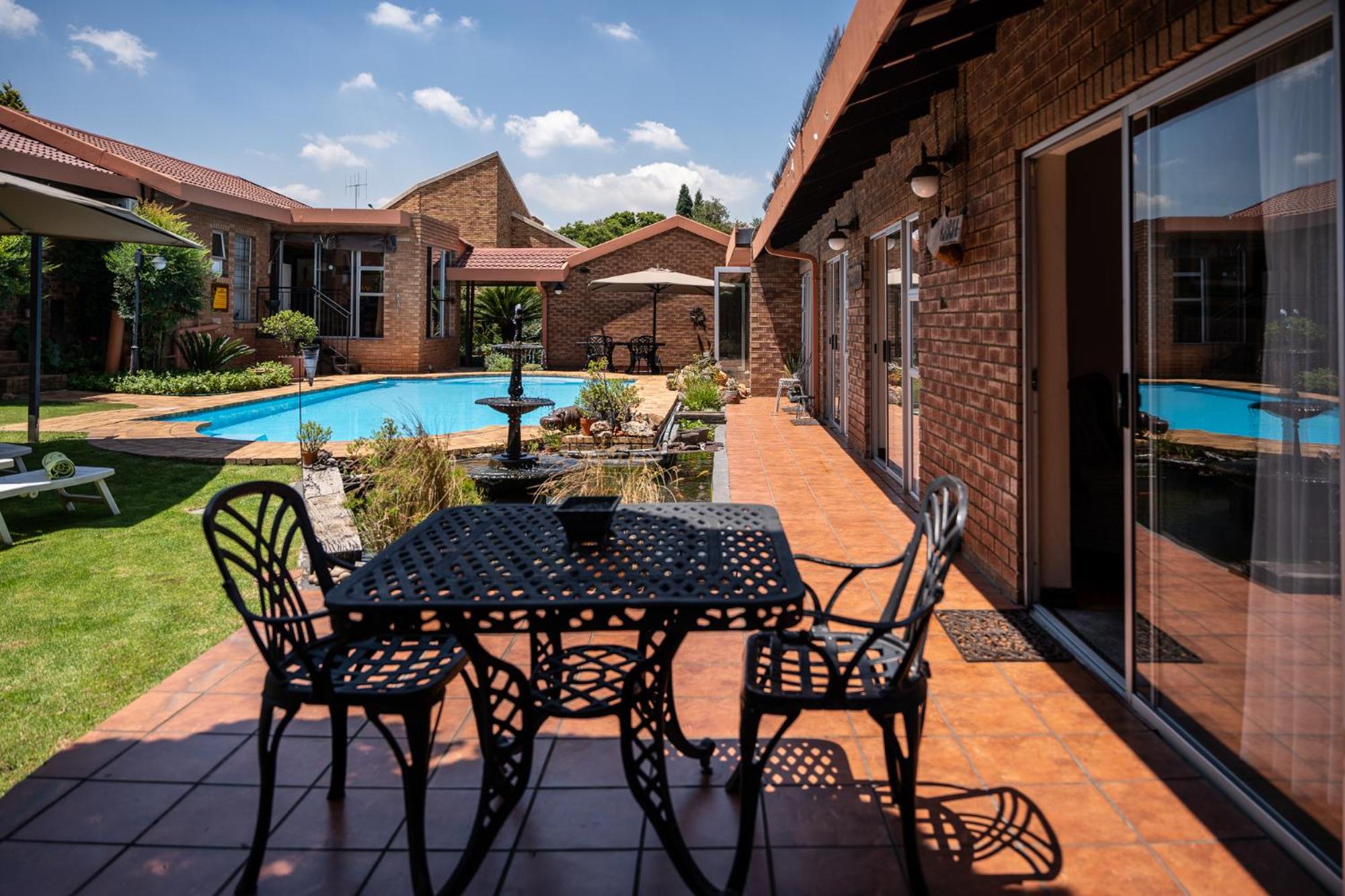 Deluxe Double or Twin Room with Pool View - Photo 8