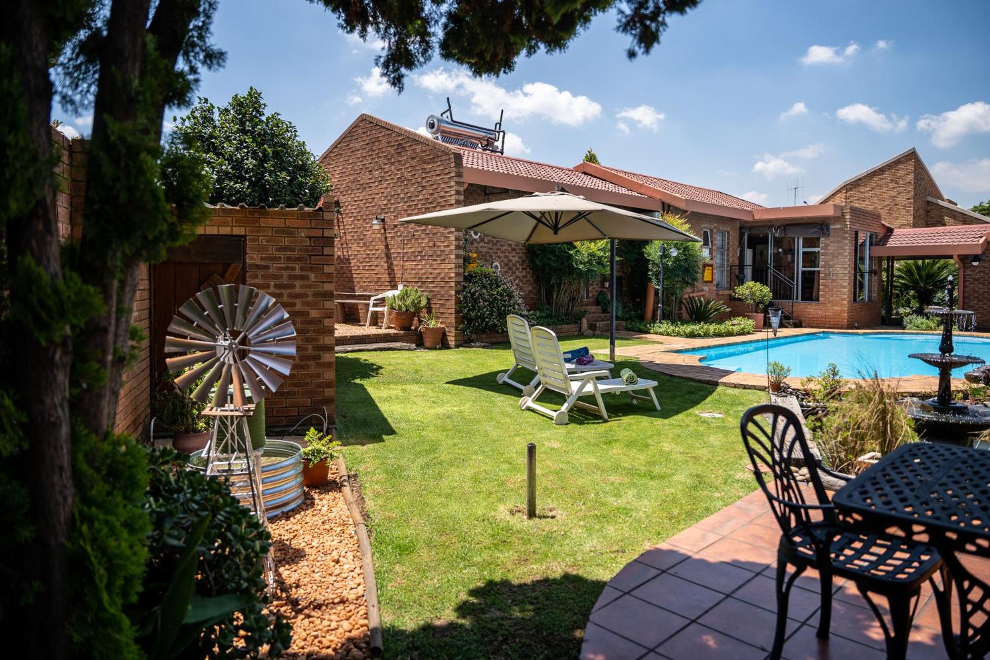 Deluxe Double or Twin Room with Pool View - Photo 9