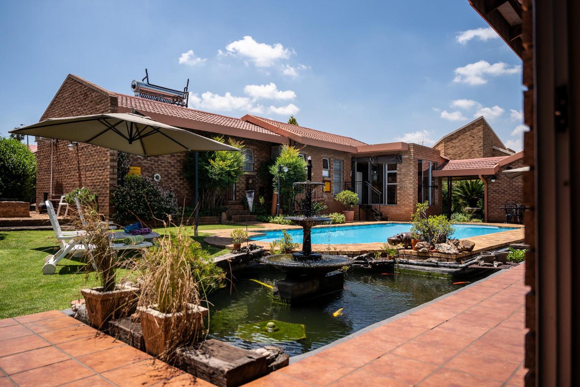 Deluxe Double or Twin Room with Pool View - Photo 10