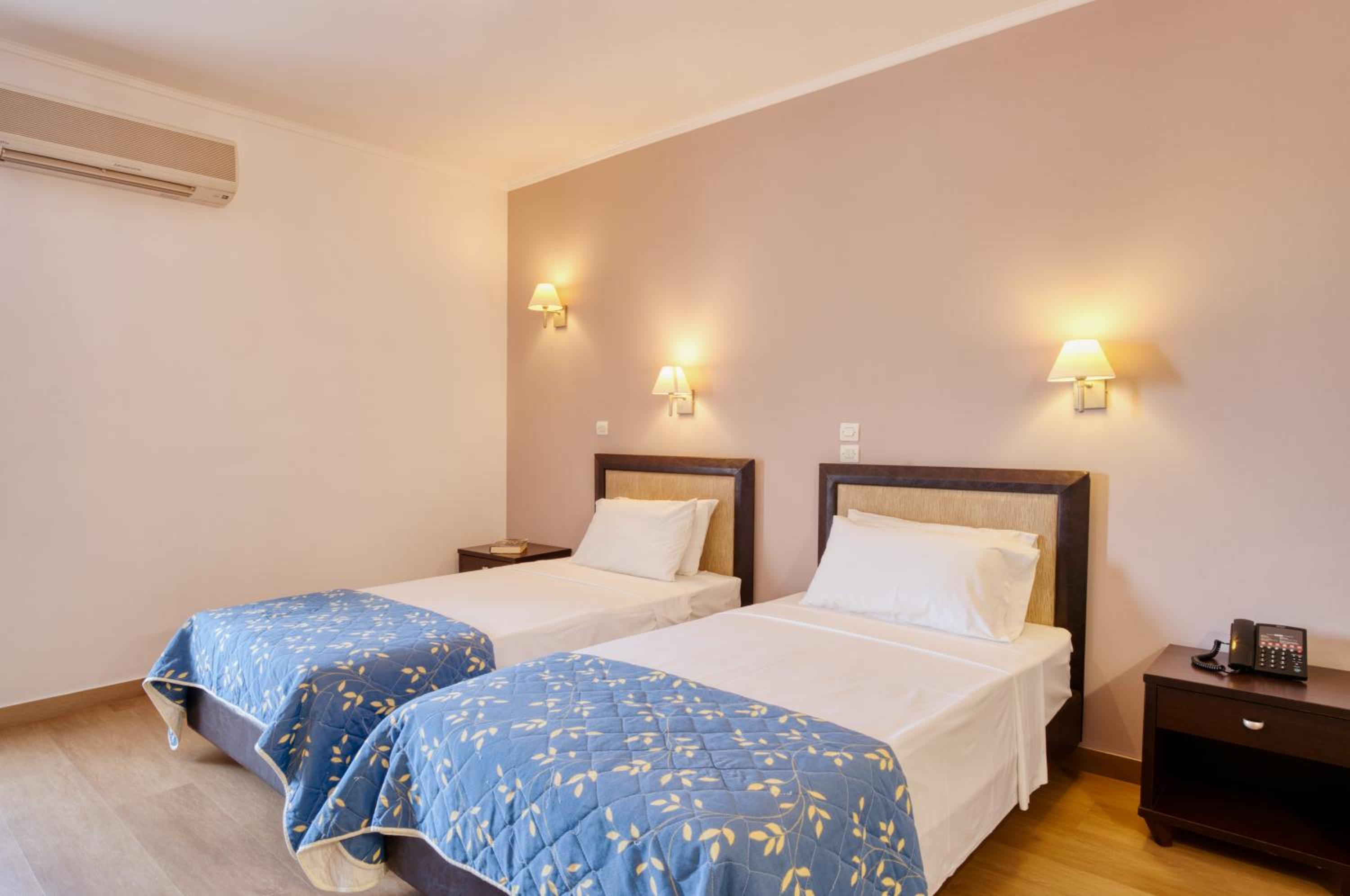 Twin Room with Pool View - Photo 4