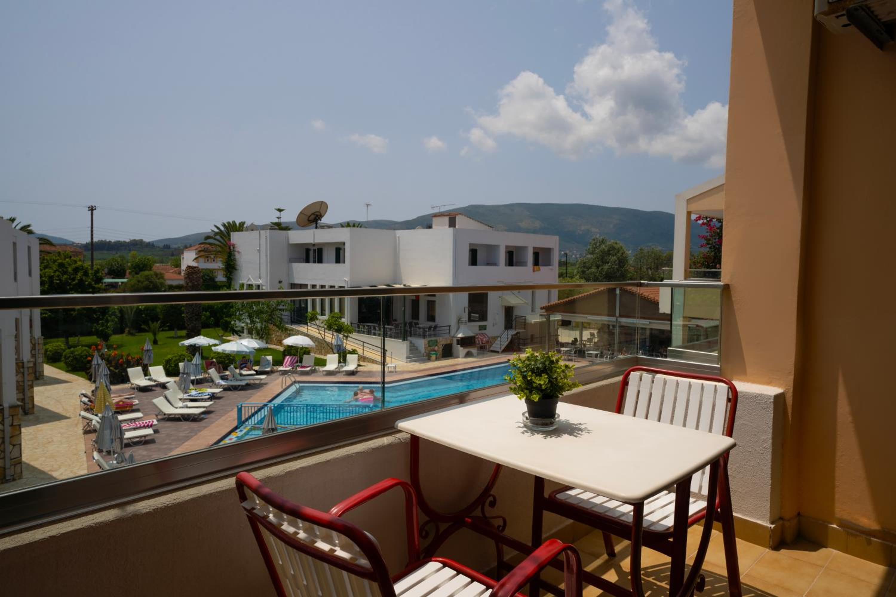Twin Room with Pool View - Photo 3