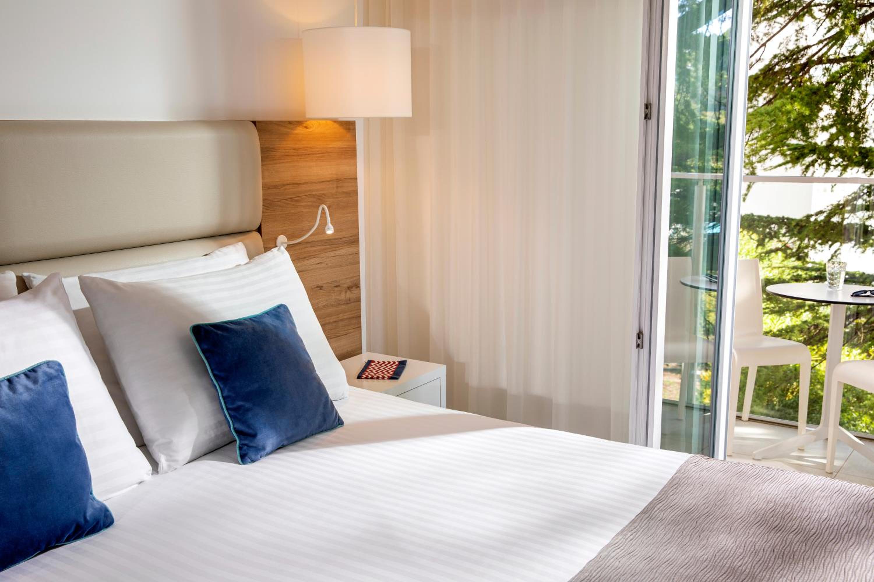 Junior Suite with Balcony and Partial Sea View
