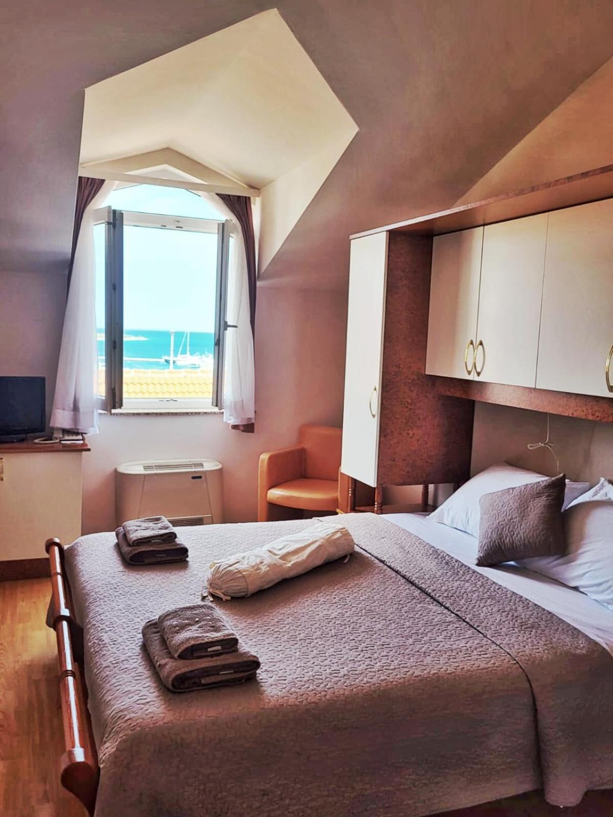 Double Room - Photo 8