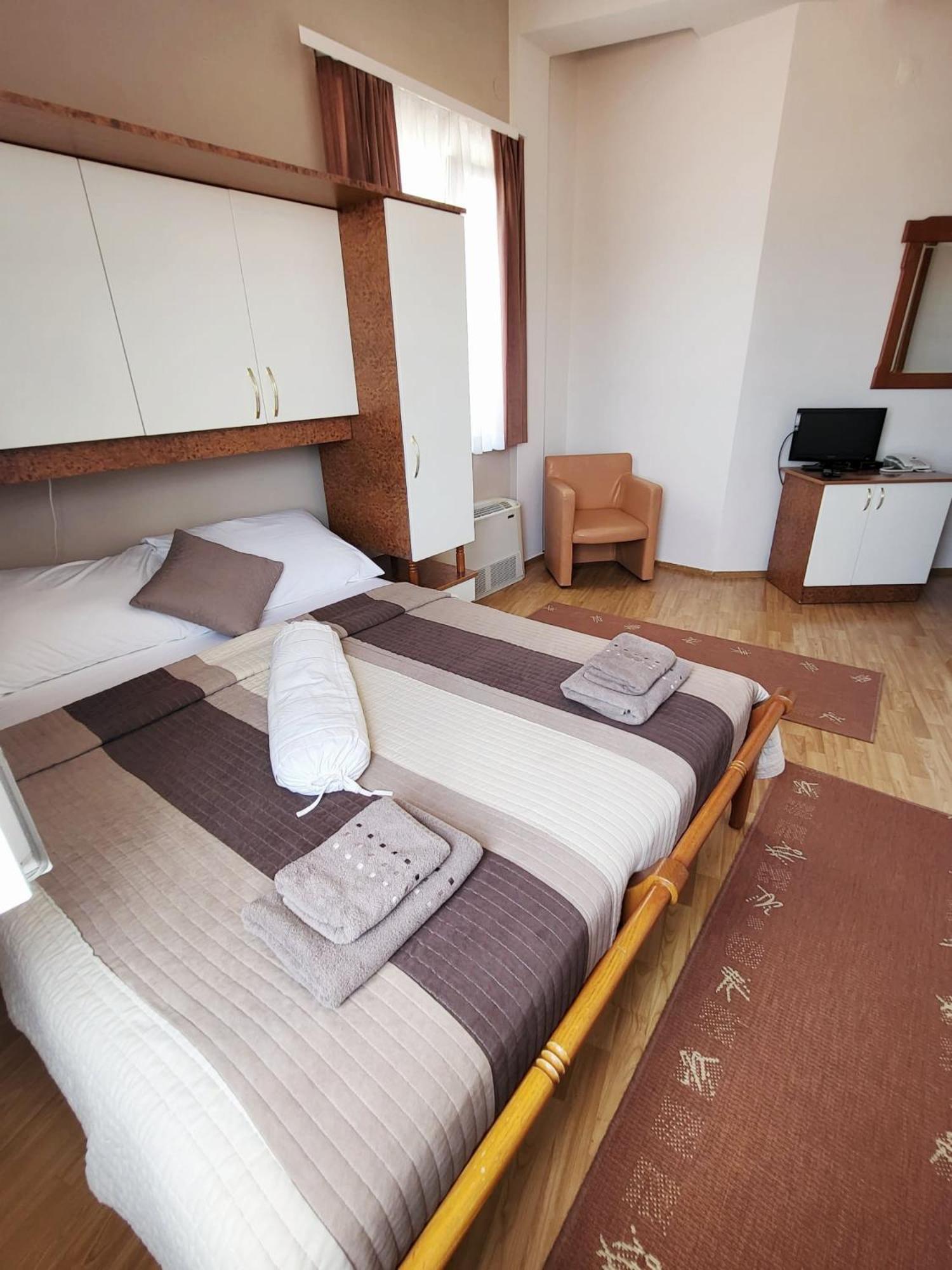 Double Room - Photo 2