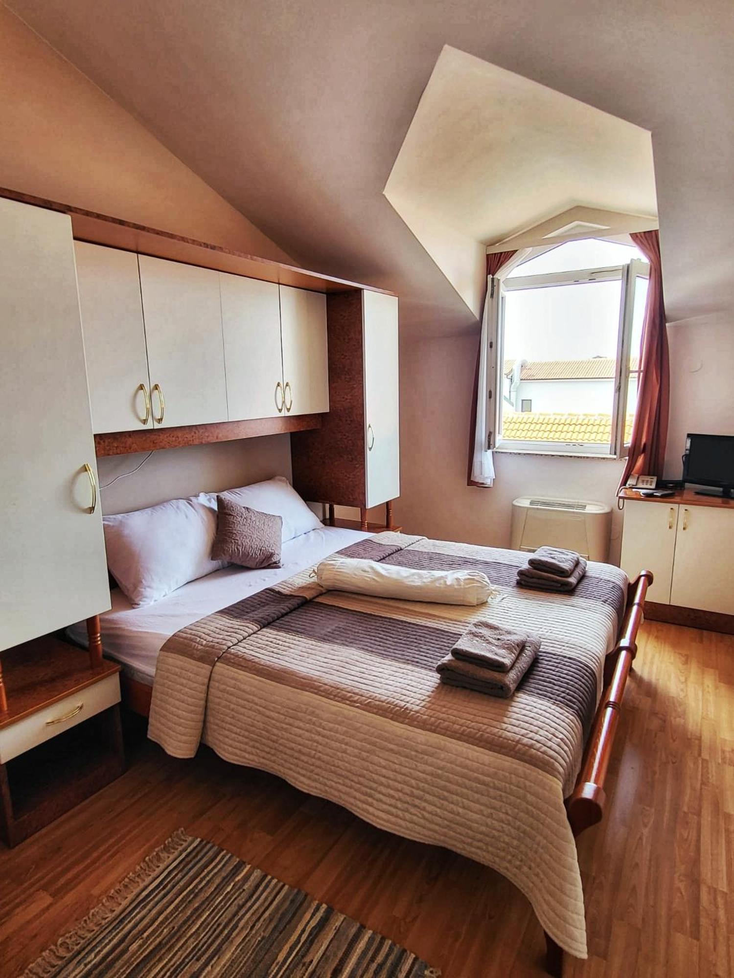 Double Room - Photo 9