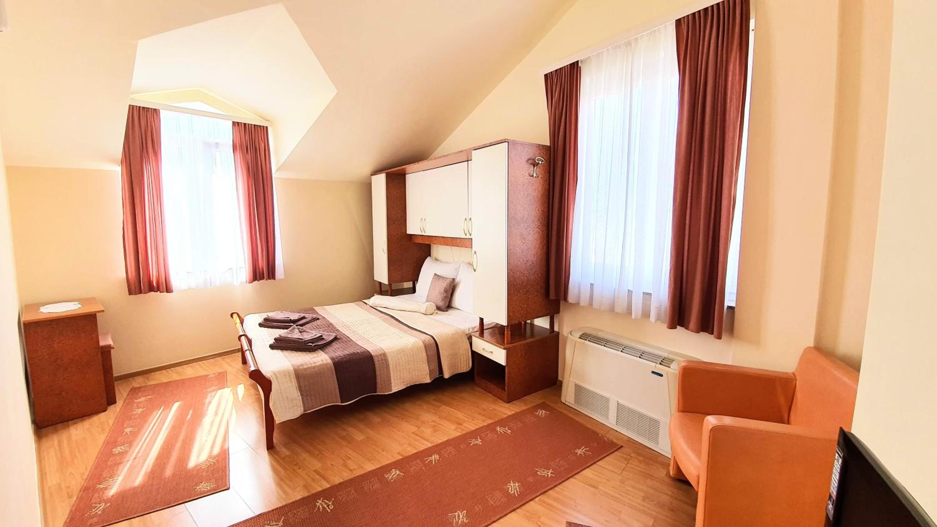 Double Room - Photo 22