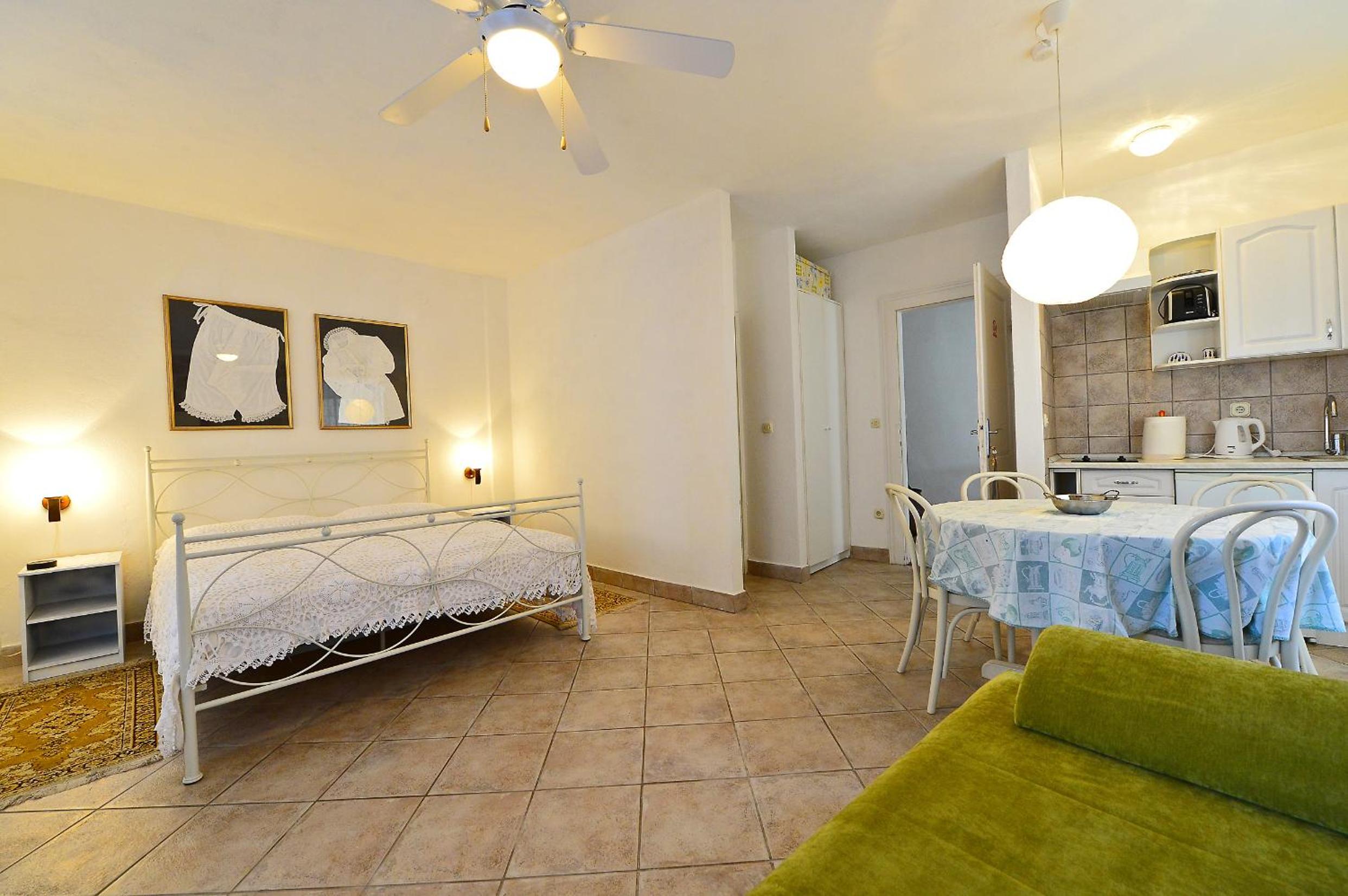 Studio (4 Adults) - Photo 15