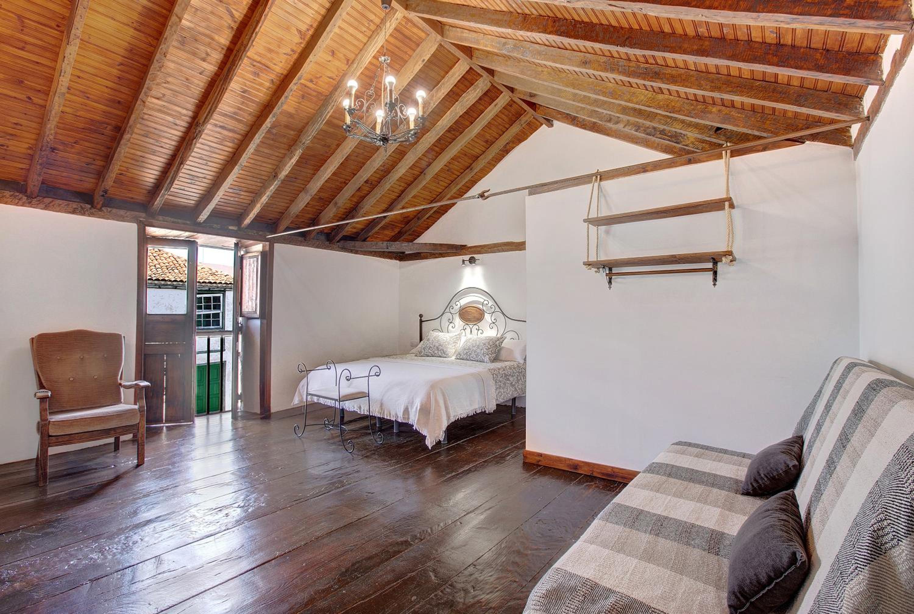 Six-Bedroom House photo 3