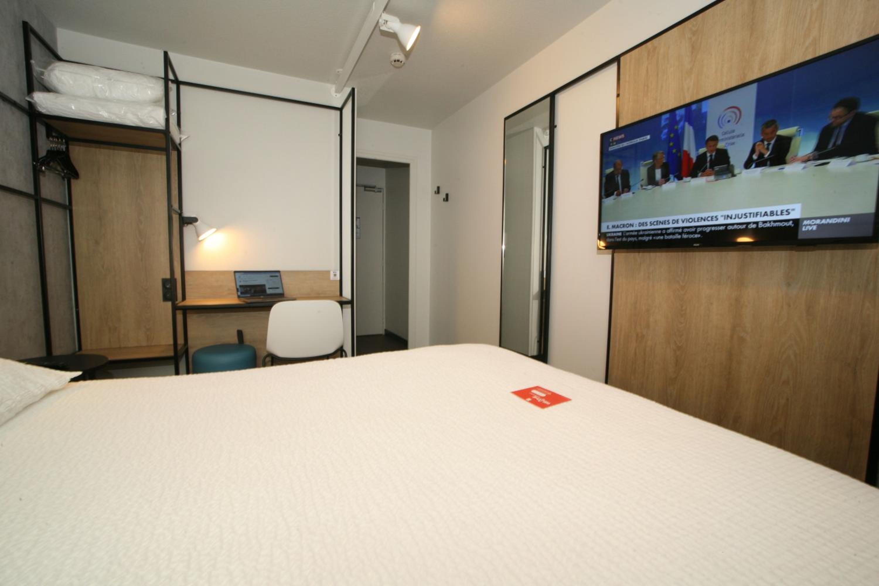 Standard Double Room - Photo 7