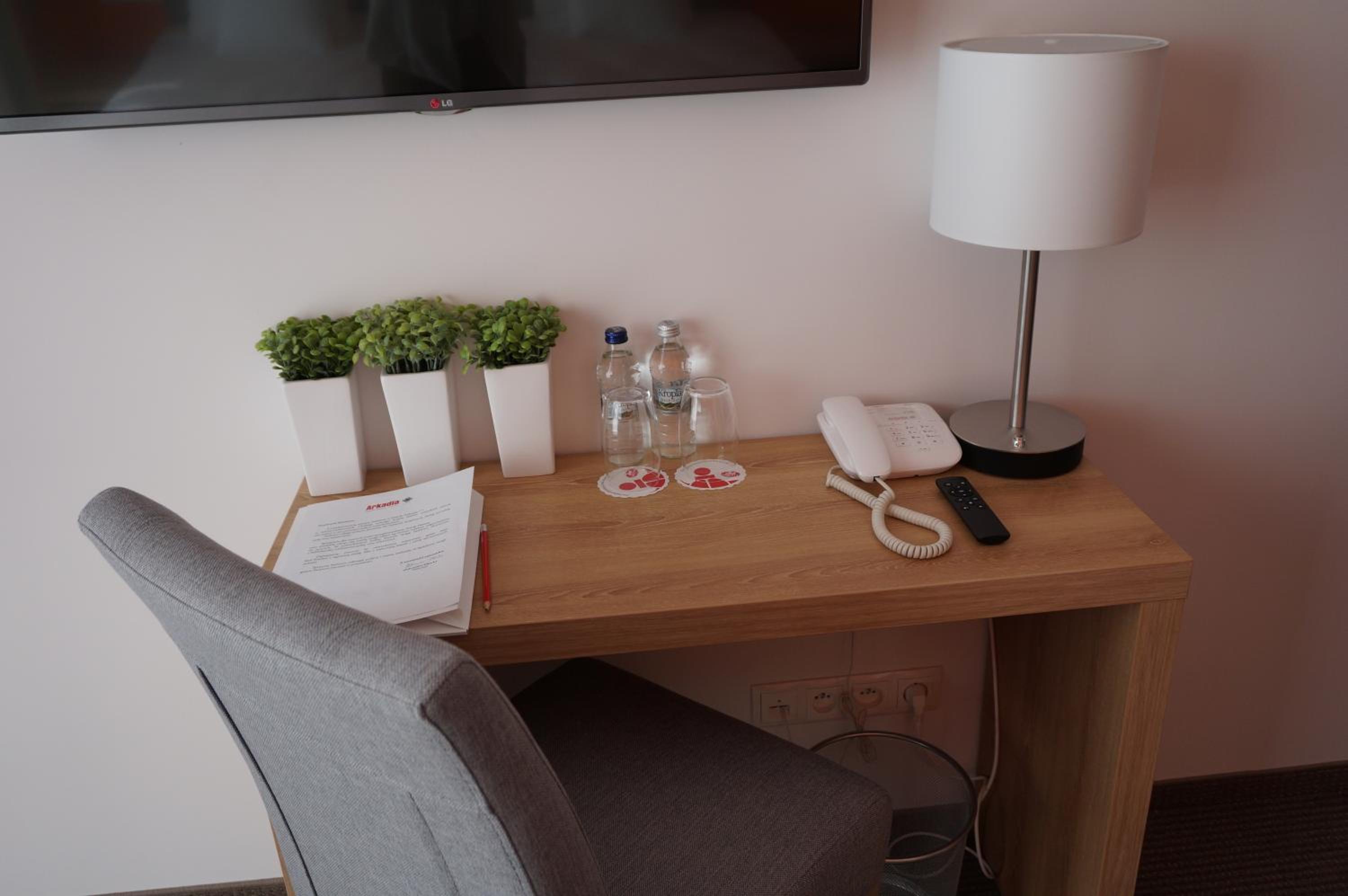 Double or Twin Room with Private Bathroom and Gym Access - Photo 3