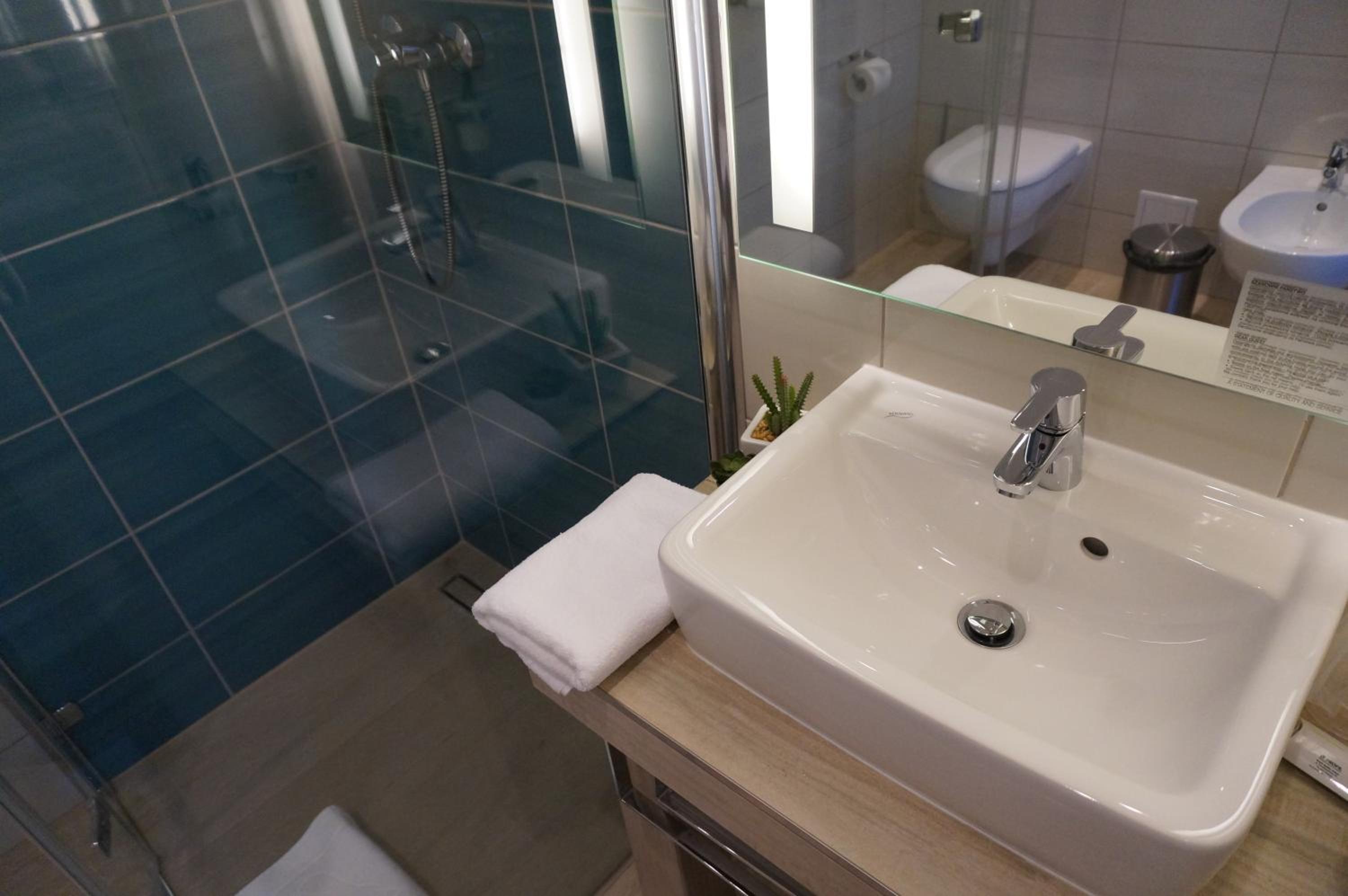 Double or Twin Room with Private Bathroom and Gym Access - Photo 6