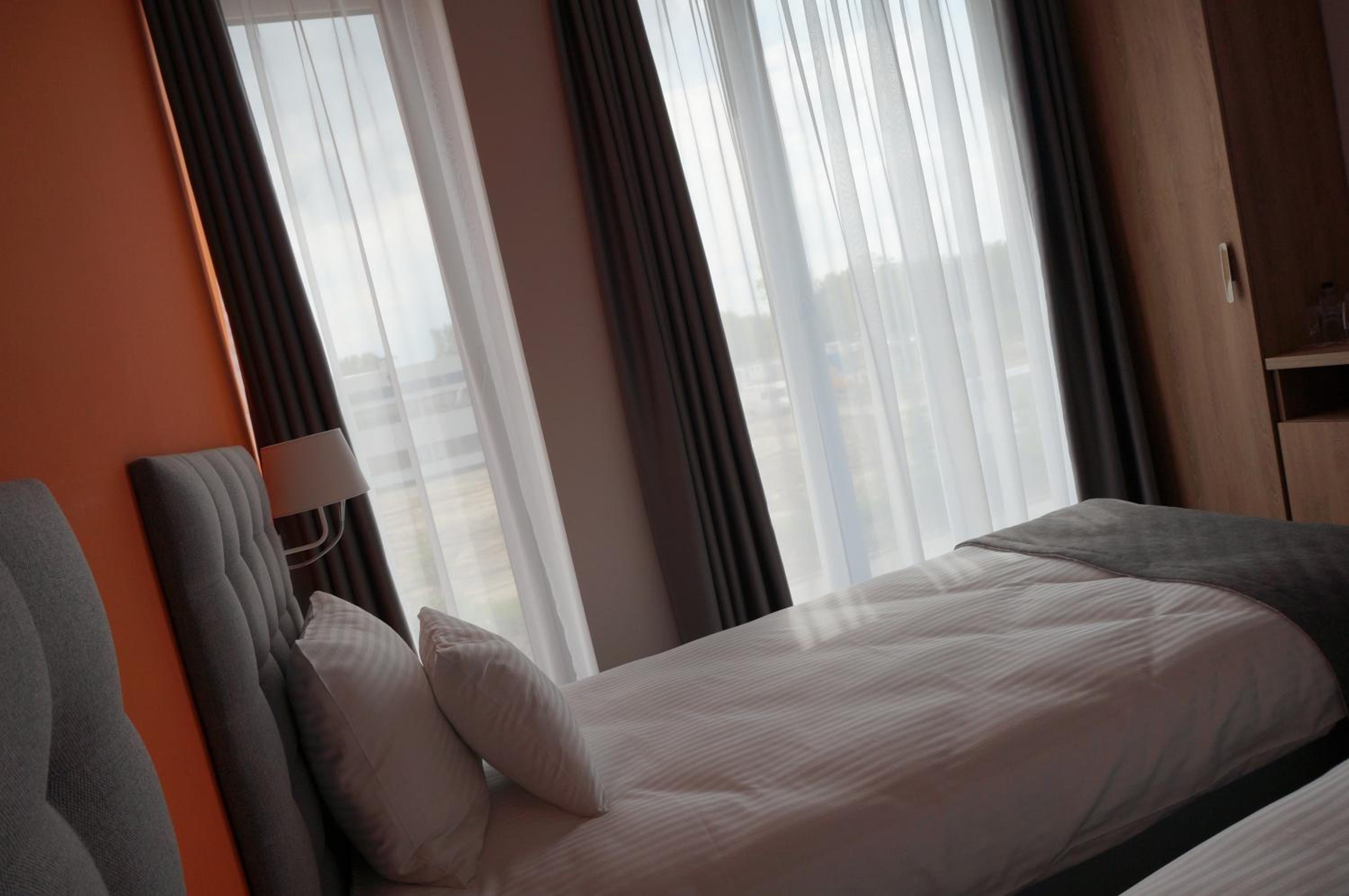 Double or Twin Room with Private Bathroom and Gym Access - Photo 2