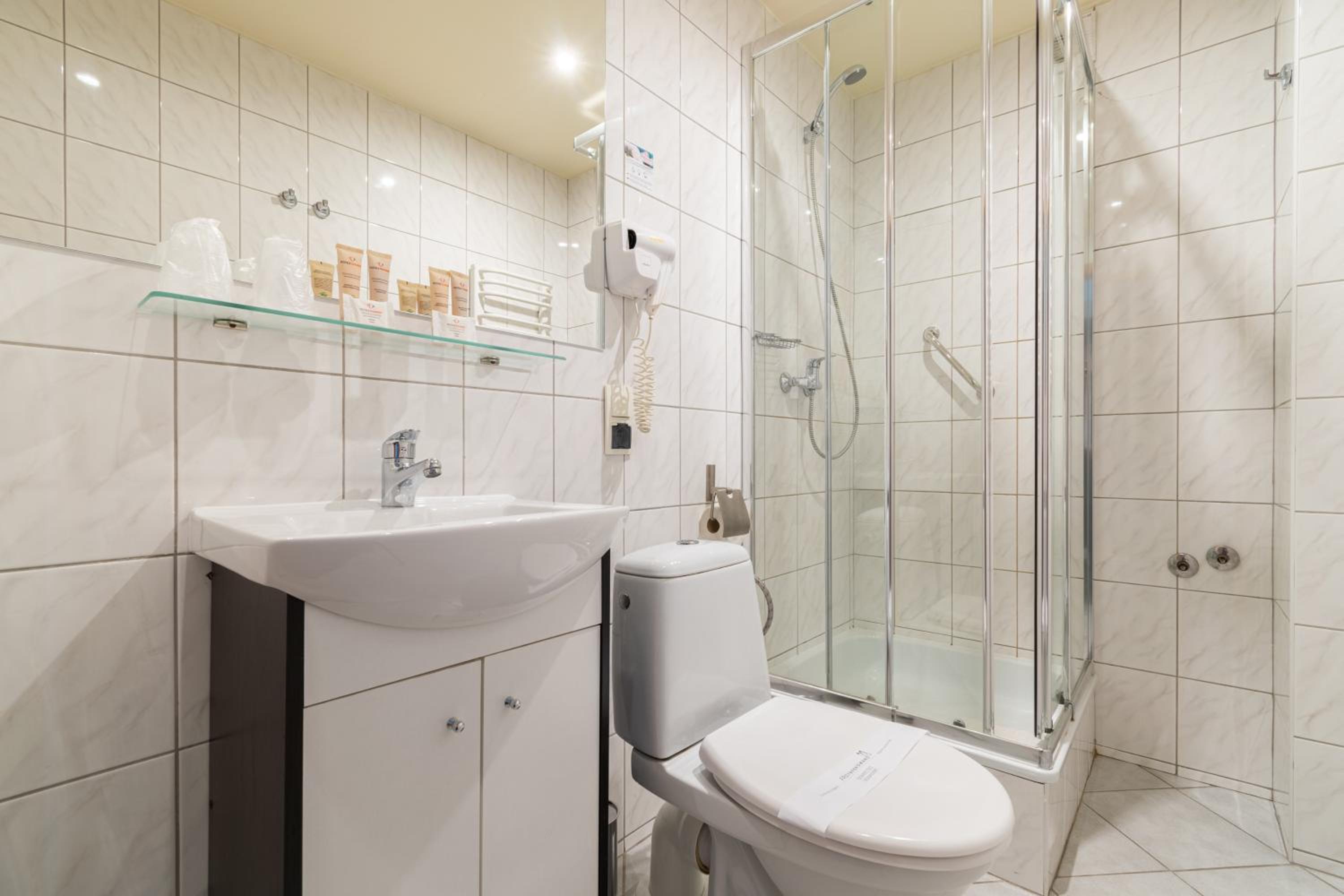Standard Double or Twin Room - Photo 5